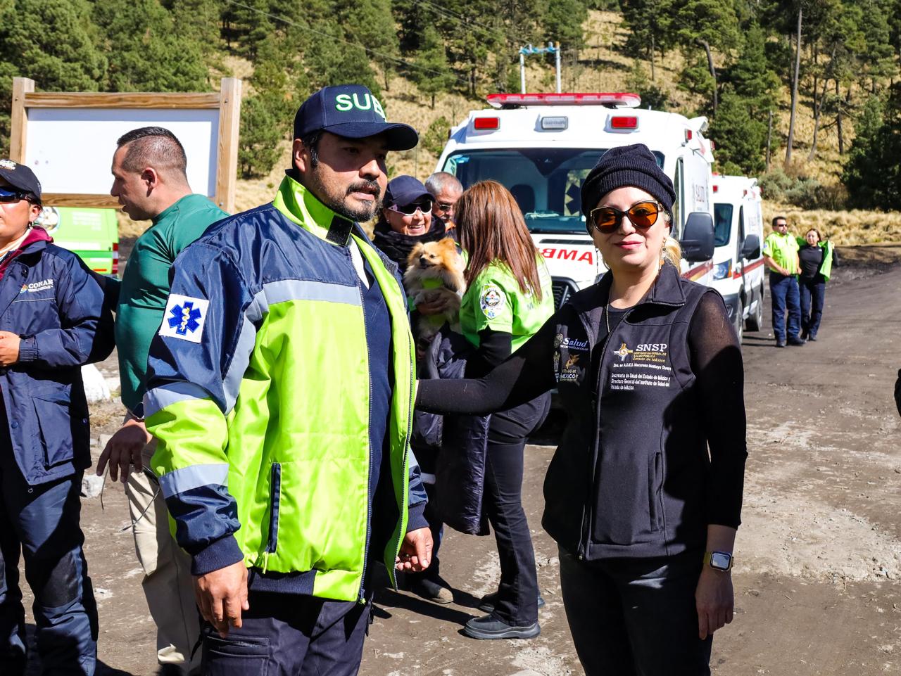 La Doctora Macarena Montoya Olvera supervisa el operativo de seguridad en el volcán.