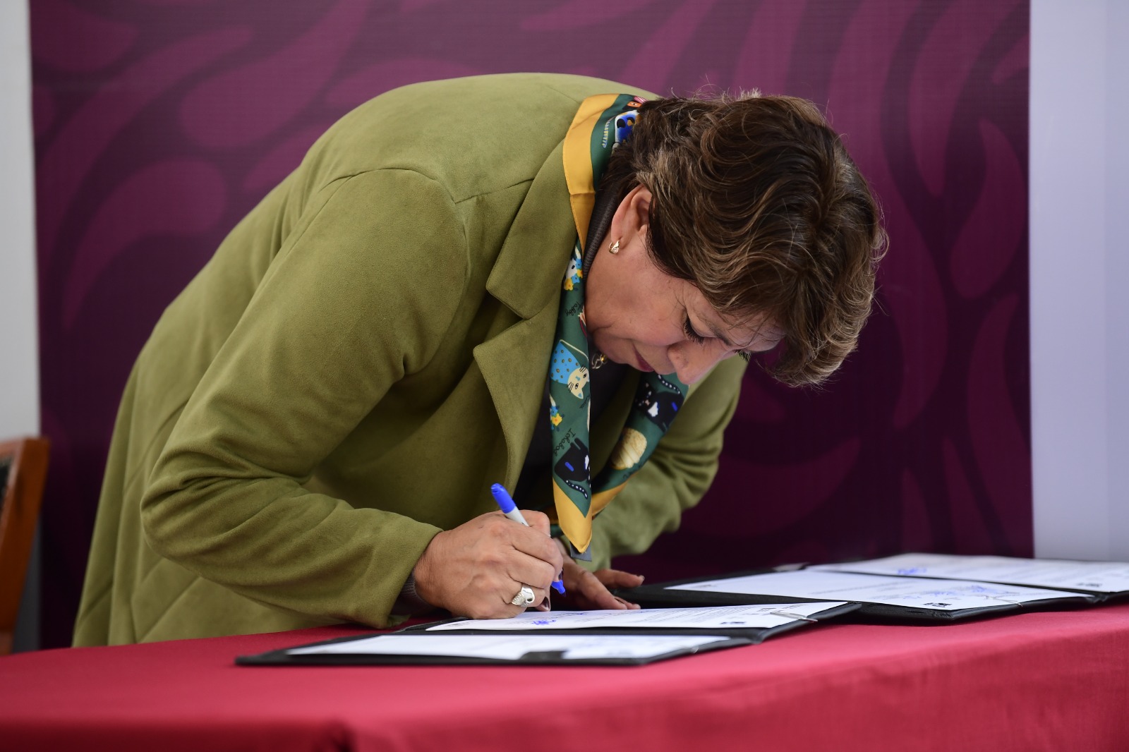Gobernadora Delfina Gómez Álvarez en la firma del convenio para proteger el Bosque de Agua.