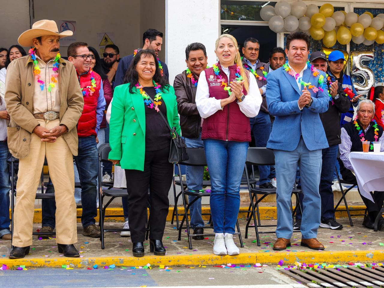 Estudiantes celebrando el 75 aniversario de su escuela tras el evento de vacunación.