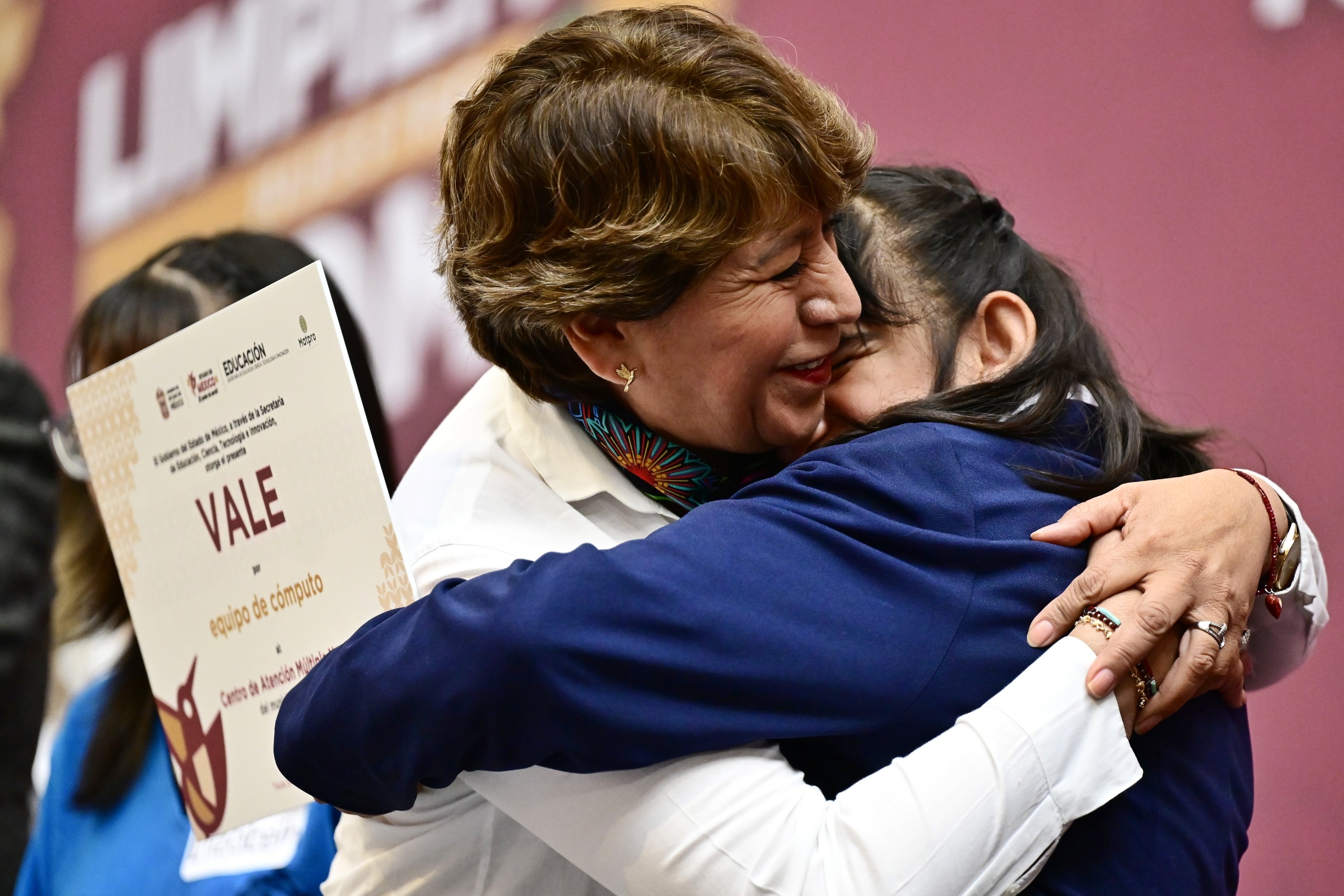 Delfina Gómez entrega computadoras a estudiantes de educación especial.