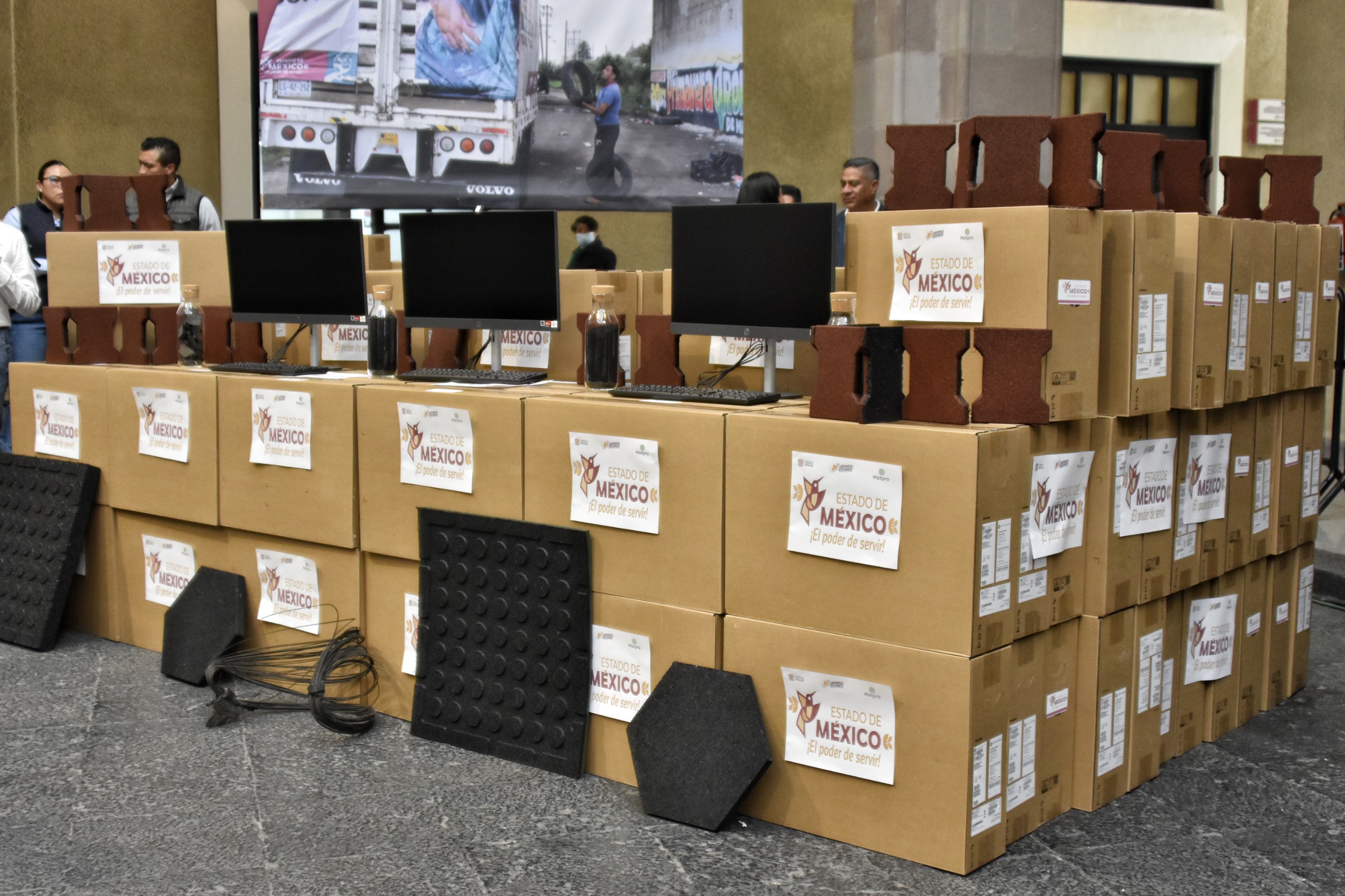 Llantas recicladas que se convirtieron en herramientas educativas en el Edomex.