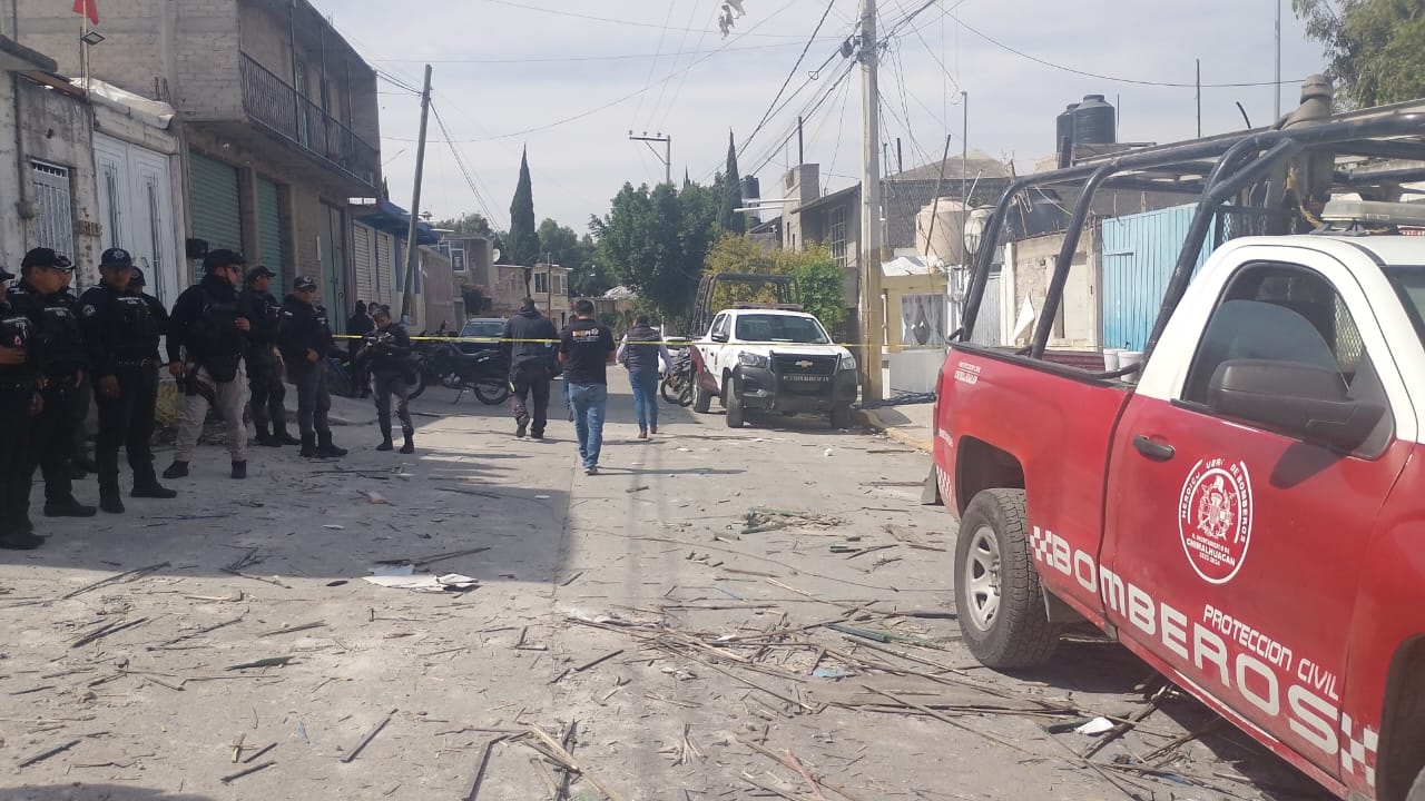 Familias evacuadas reciben apoyo en albergues temporales instalados por las autoridades.