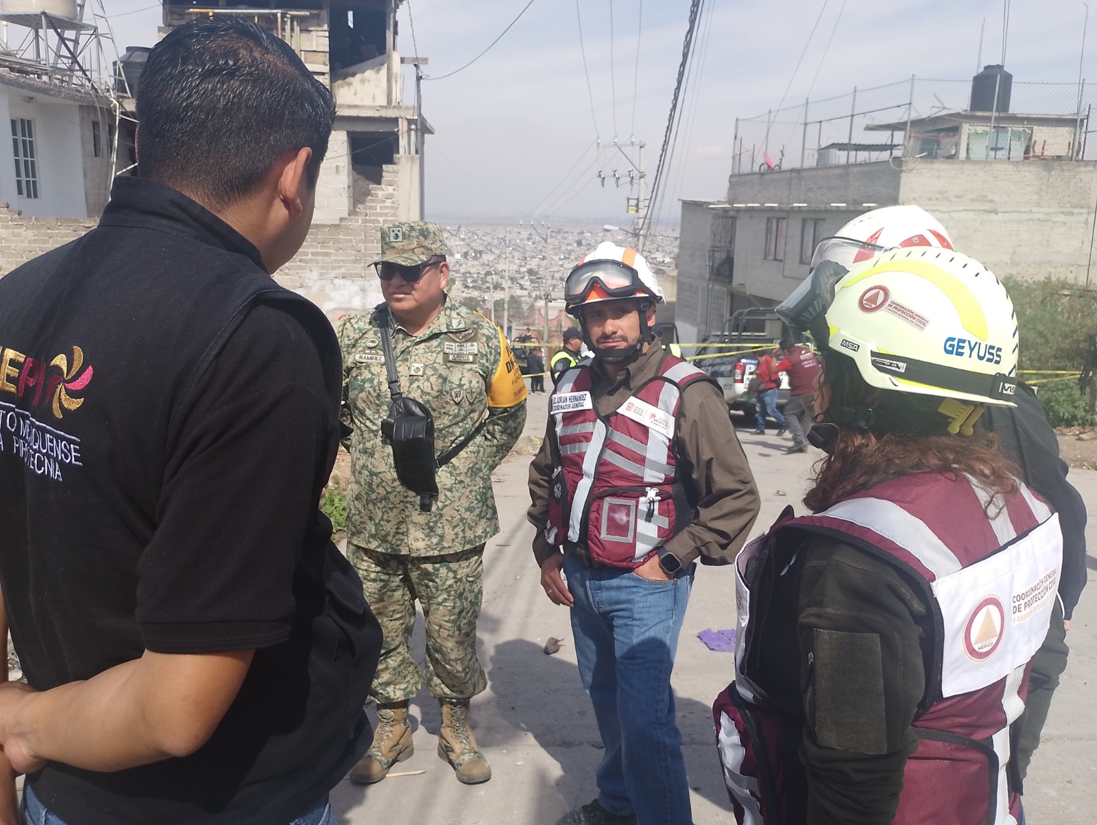Brigadas de Protección Civil supervisan viviendas dañadas tras la explosión.