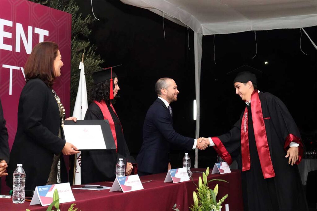 La generación 2024 de la New Element University se graduó frente a todos sus familiares en una emotiva ceremonia