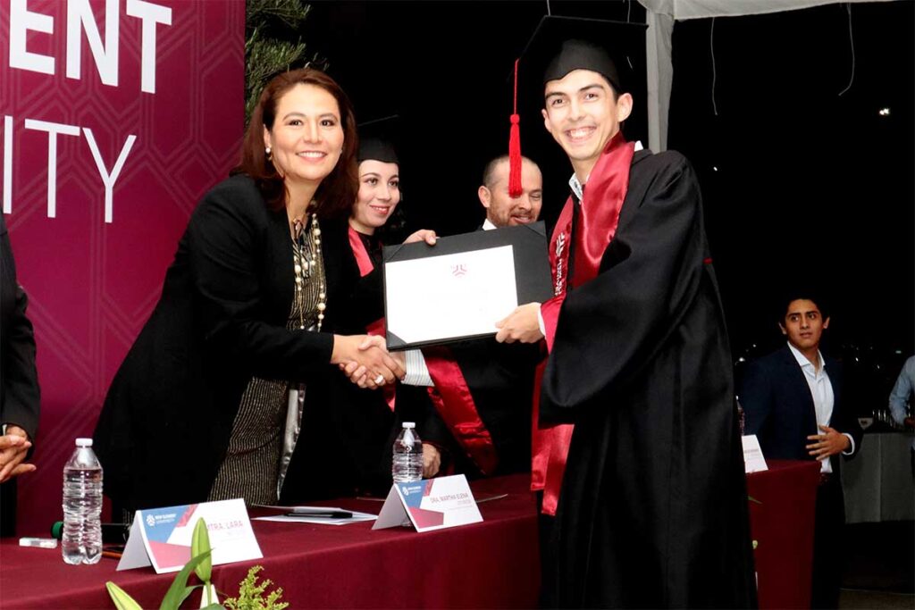 La generación 2024 de la New Element University se graduó frente a todos sus familiares en una emotiva ceremonia