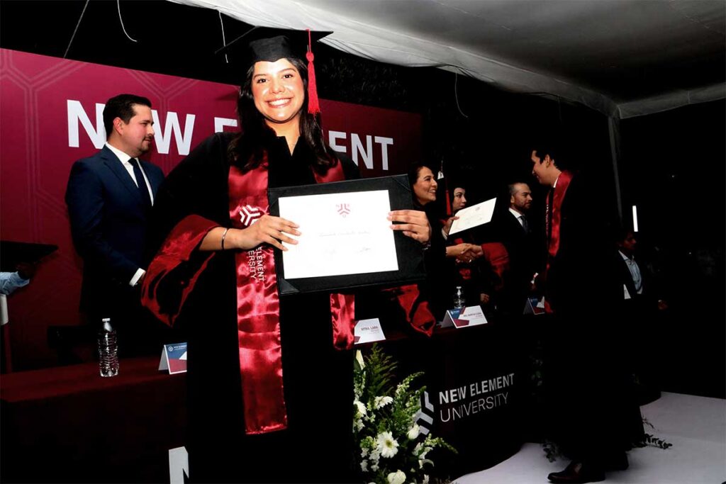 La generación 2024 de la New Element University se graduó frente a todos sus familiares en una emotiva ceremonia