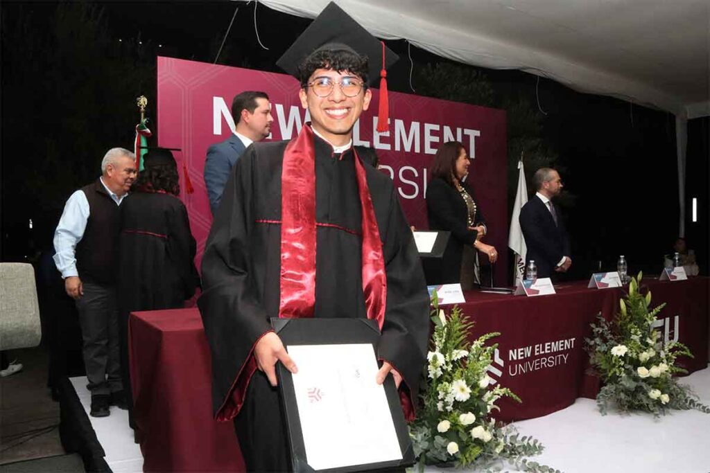 La generación 2024 de la New Element University se graduó frente a todos sus familiares en una emotiva ceremonia