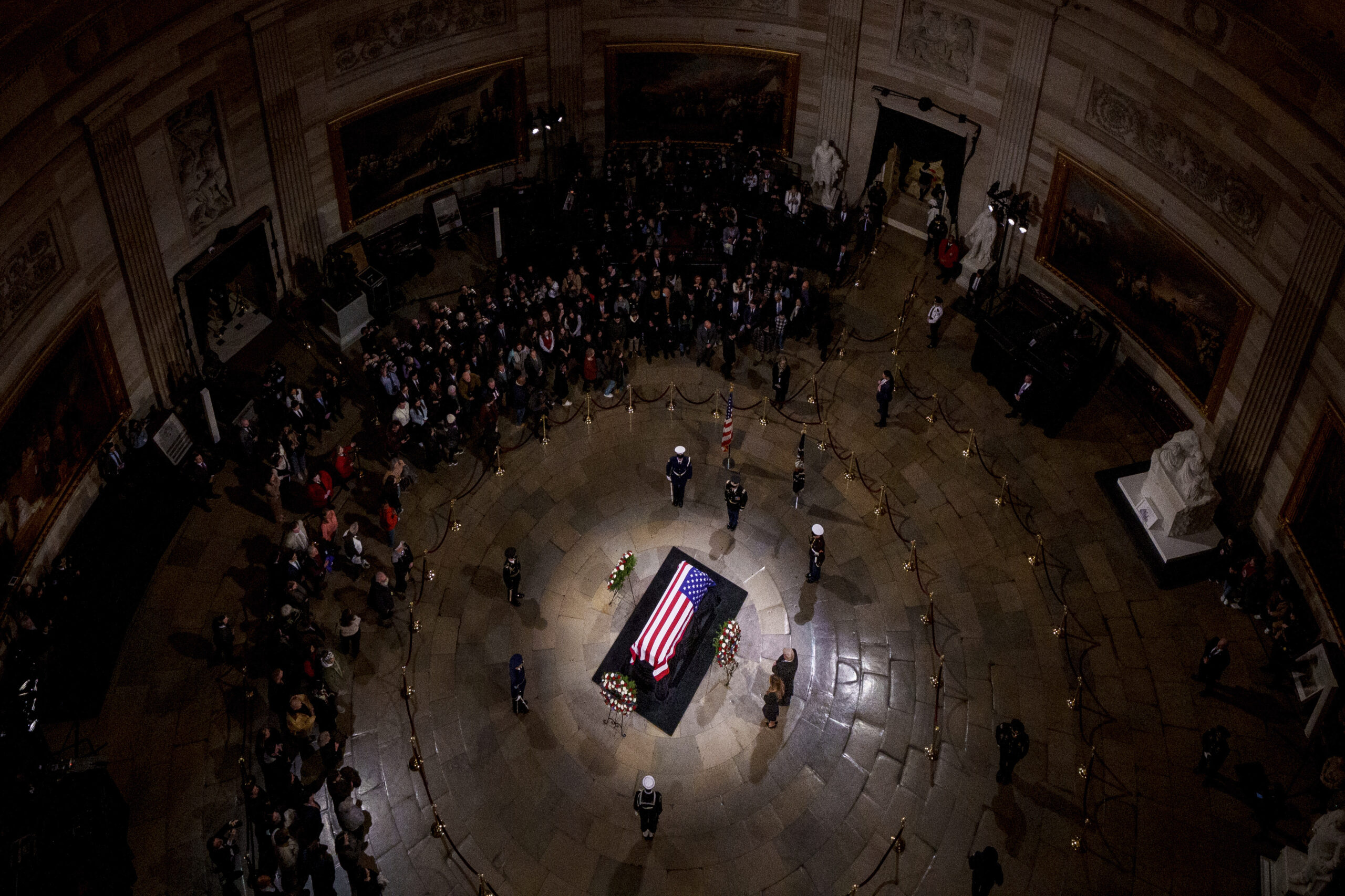 Jimmy Carter descansa en la Catedral Nacional de Washington, rodeado de líderes mundiales y familiares. Foto: AP.