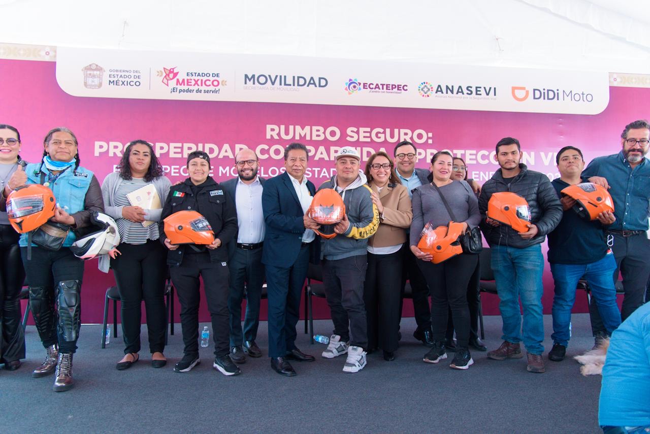 Motociclistas reciben cascos certificados durante el evento 'Rumbo Seguro'.