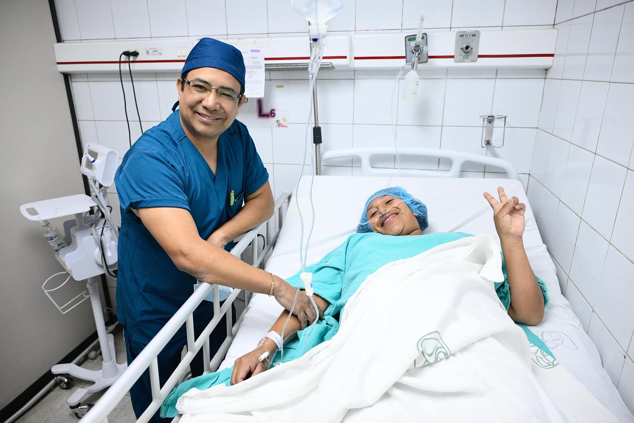 Susana, madre de Enrique Lionel, agradecen al personal médico del IMSS.