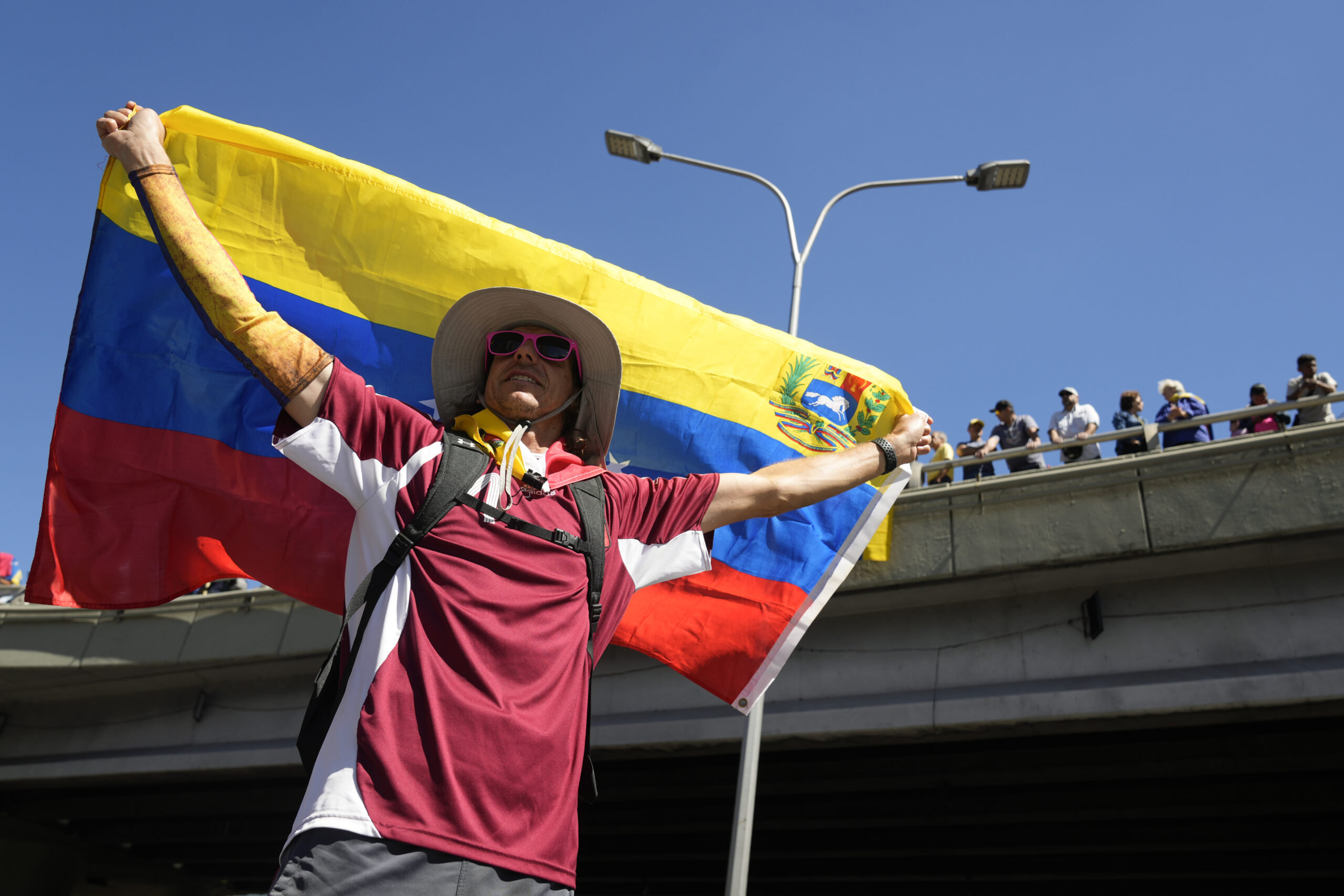 Familias venezolanas protestan pacíficamente, exigiendo respeto al resultado electoral. Foto: AP.
