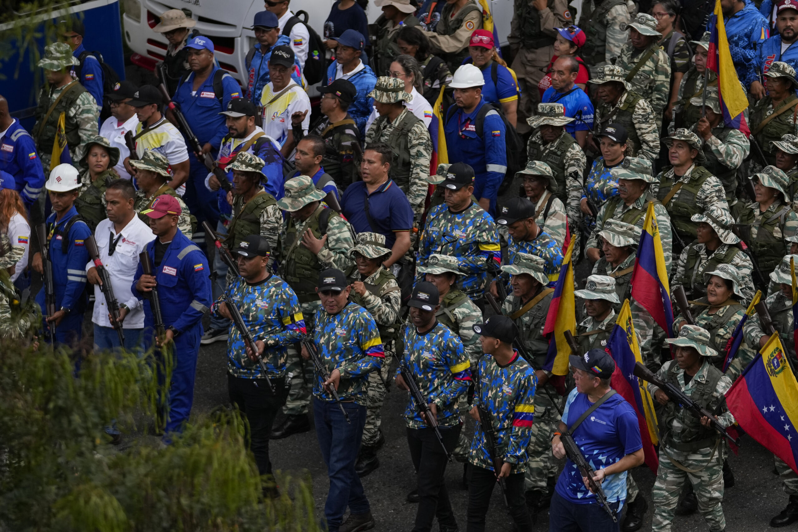 Policías vigilan las calles de Caracas previo a las protestas por la investidura presidencial. Foto: AP.