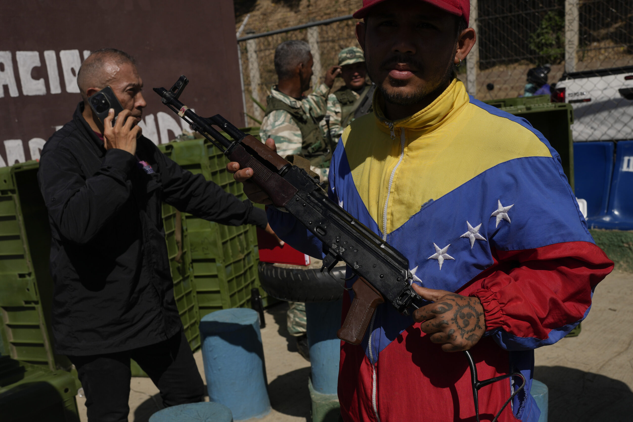 Nicolás Maduro reúne a miles de partidarios en su apoyo para asumir un tercer mandato. Foto: AP.