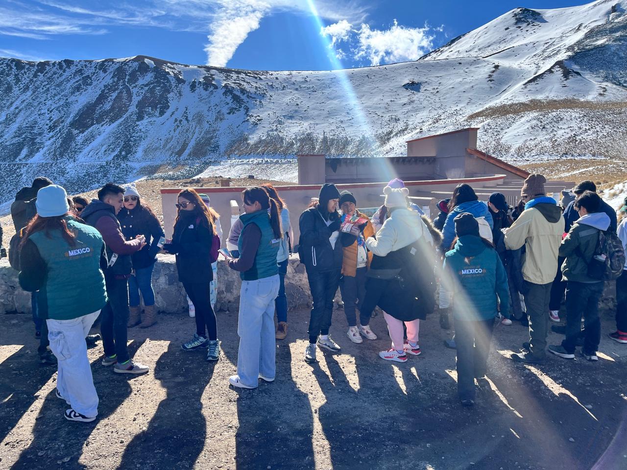 Visitantes disfrutan del paisaje invernal bajo estrictas medidas de seguridad.