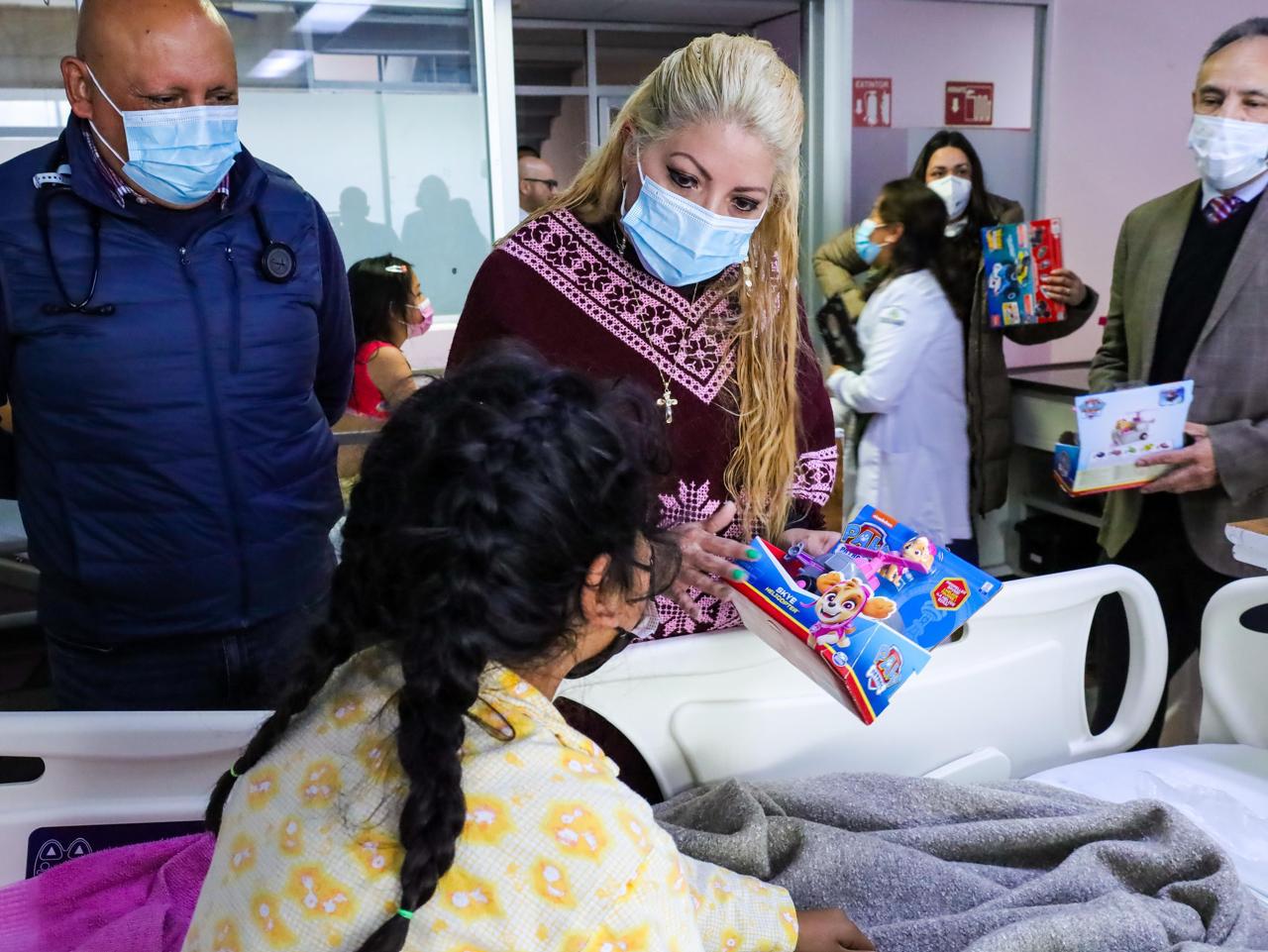 Momentos de alegría: Los niños del Hospital para el Niño reciben sus regalos con entusiasmo.