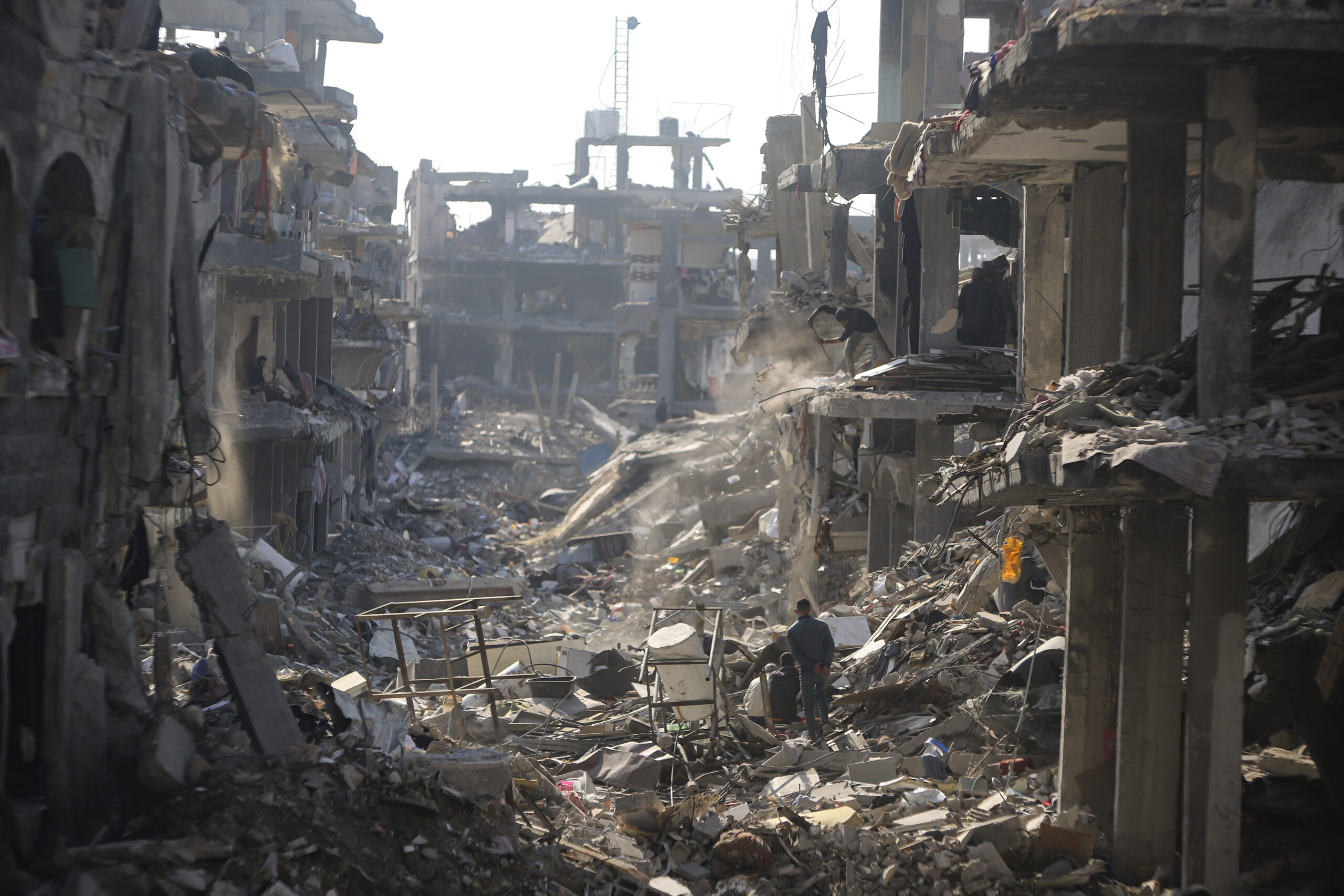 Palestinos inspeccionan viviendas destruidas por ataques israelíes en Jabaliya, en el norte de la Franja de Gaza. Foto AP.