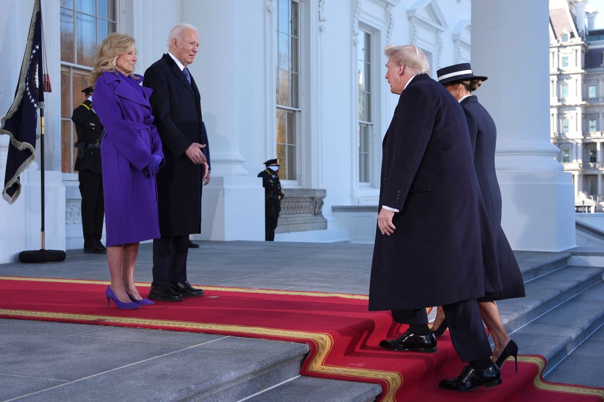 El presidente Joe Biden y la primera dama Jill Biden saludan al presidente electo Donald Trump y a su esposa Melania Trump a su llegada a la Casa Blanca. / Foto: AP.
