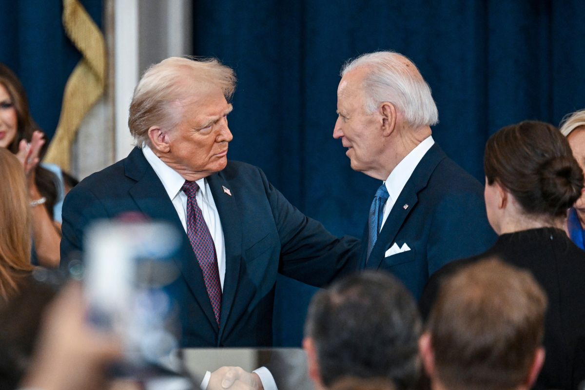 El presidente electo Donald Trump, izquierda, saluda al presidente Joe Biden en la toma de posesión presidencial. / Foto: AP.