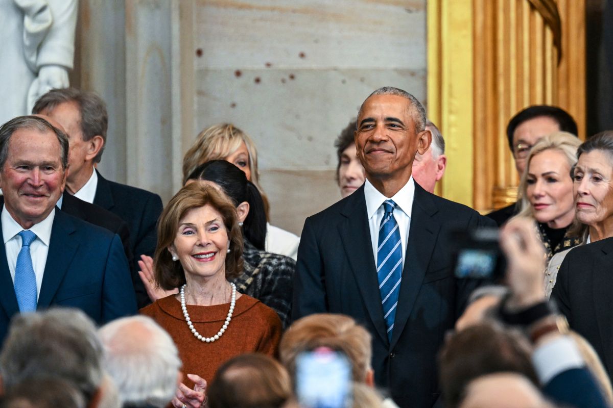El expresidente George W. Bush, de izquierda a derecha, su esposa Laura Bush y el expresidente Barack Obama, llegan a la ceremonia de investidura del presidente electo Donald Trump en Rotonda del Capitolio, en Washington. / Foto: AP.