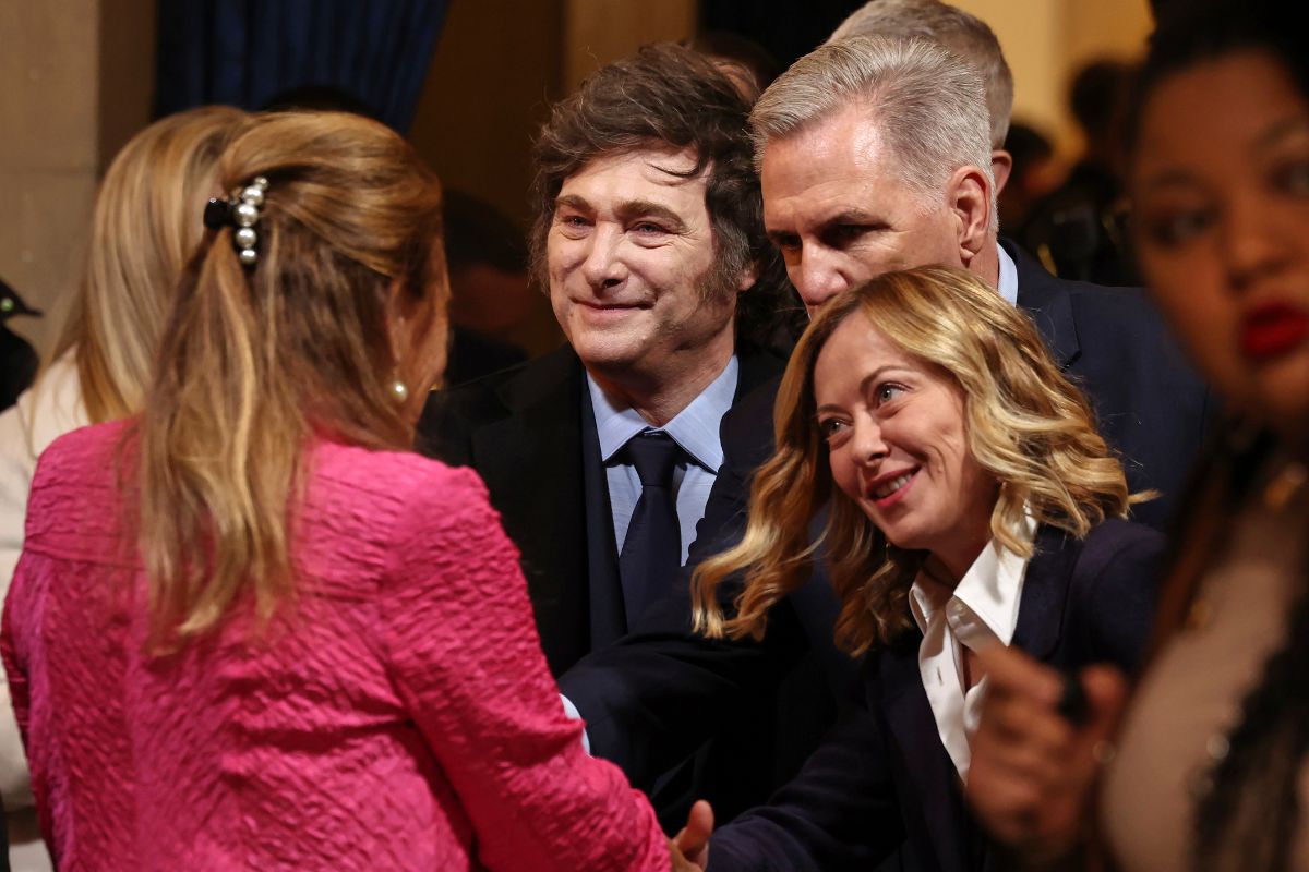 El presidente de Argentina, Javier Milei, en el centro, el expresidente de la Cámara de Representantes, Kevin McCarthy, arriba a la derecha, y la primera ministra italiana Giorgia Meloni llegan antes de la inauguración presidencial. / Foto: AP.