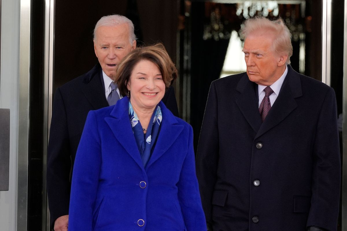 El presidente Joe Biden y el presidente electo Donald Trump, escoltados por la senadora Amy Klobuchar, demócrata por Minnesota. / Foto: AP.