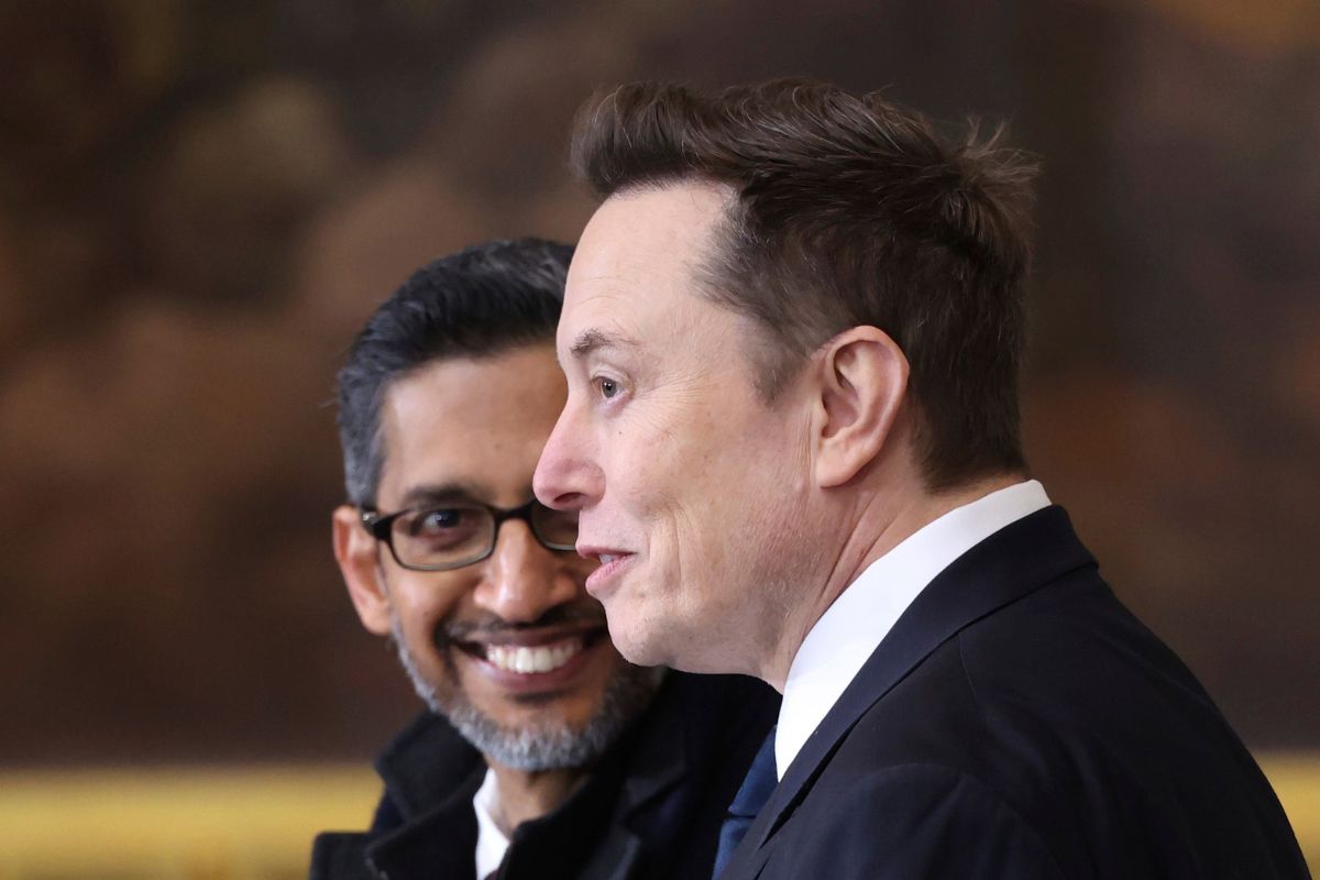 El CEO de Google, Sundar Pichai, a la izquierda, y el CEO de Tesla y SpaceX, Elon Musk, llegan a la investidura presidencial de Donald Trump. / Foto: AP.