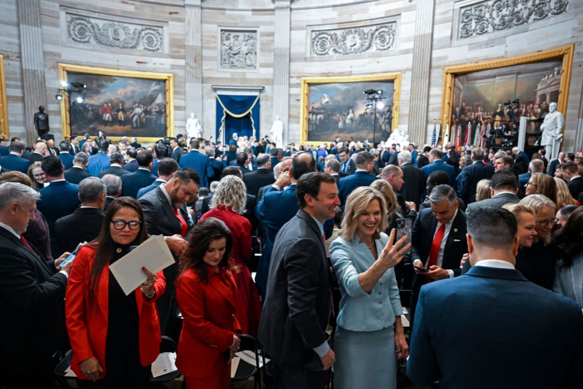 Invitados llegan a la ceremonia de investidura del presidente electo Donald Trump en Rotonda del Capitolio, en Washington. / Foto: AP.