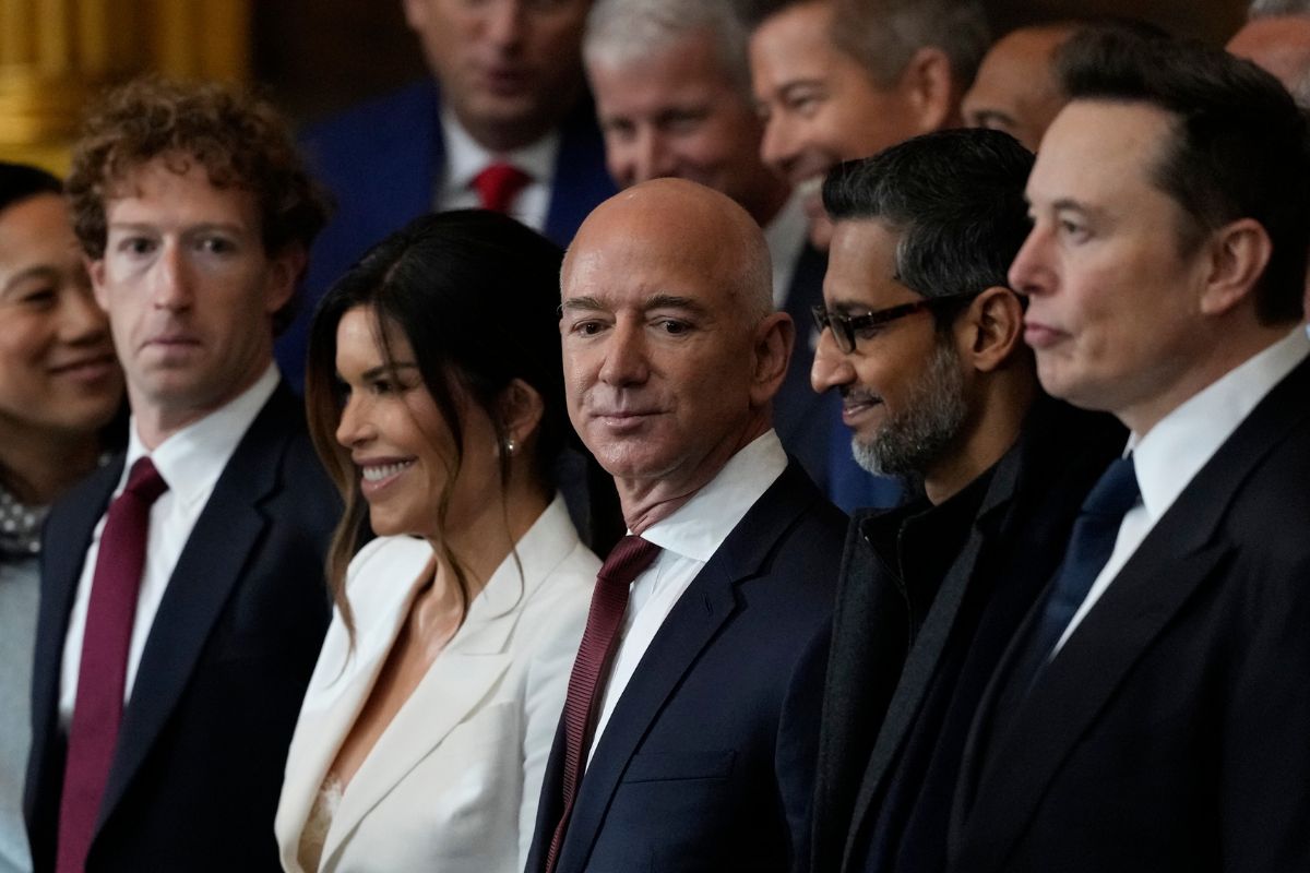 Invitados como Mark Zuckerberg, Jeff Bezos, Sundar Pichai y Elon Musk, llegan a la ceremonia de investidura del presidente electo Donald Trump en Rotonda del Capitolio. / Foto: AP.