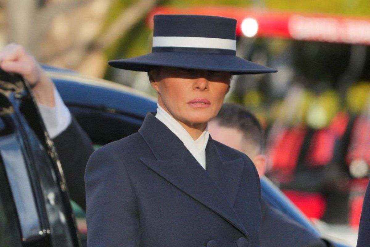 Melania Trump, elegante y serena, acompaña a su esposo durante la histórica ceremonia de toma de protesta en Washington, D.C. / Foto: AP.