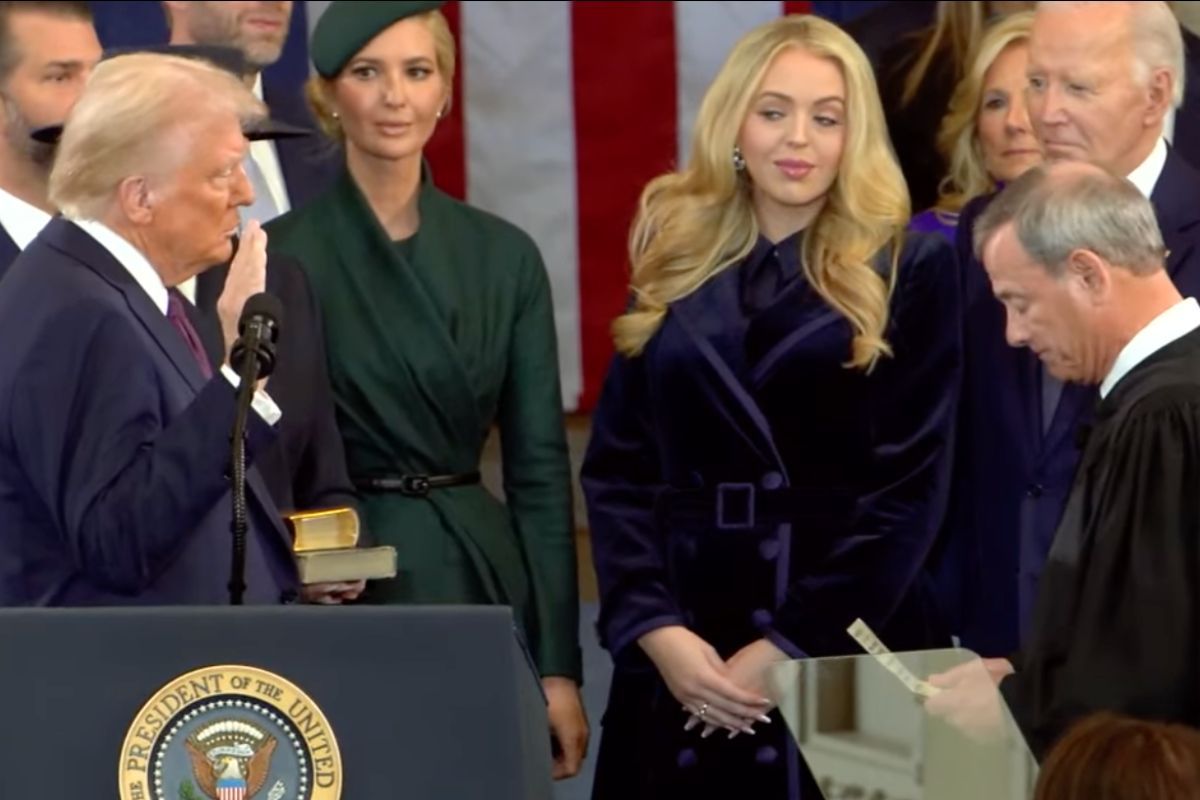Donald Trump realiza el juramento presidencial ante el Capitolio, marcando el inicio de su segundo mandato al frente de Estados Unidos.