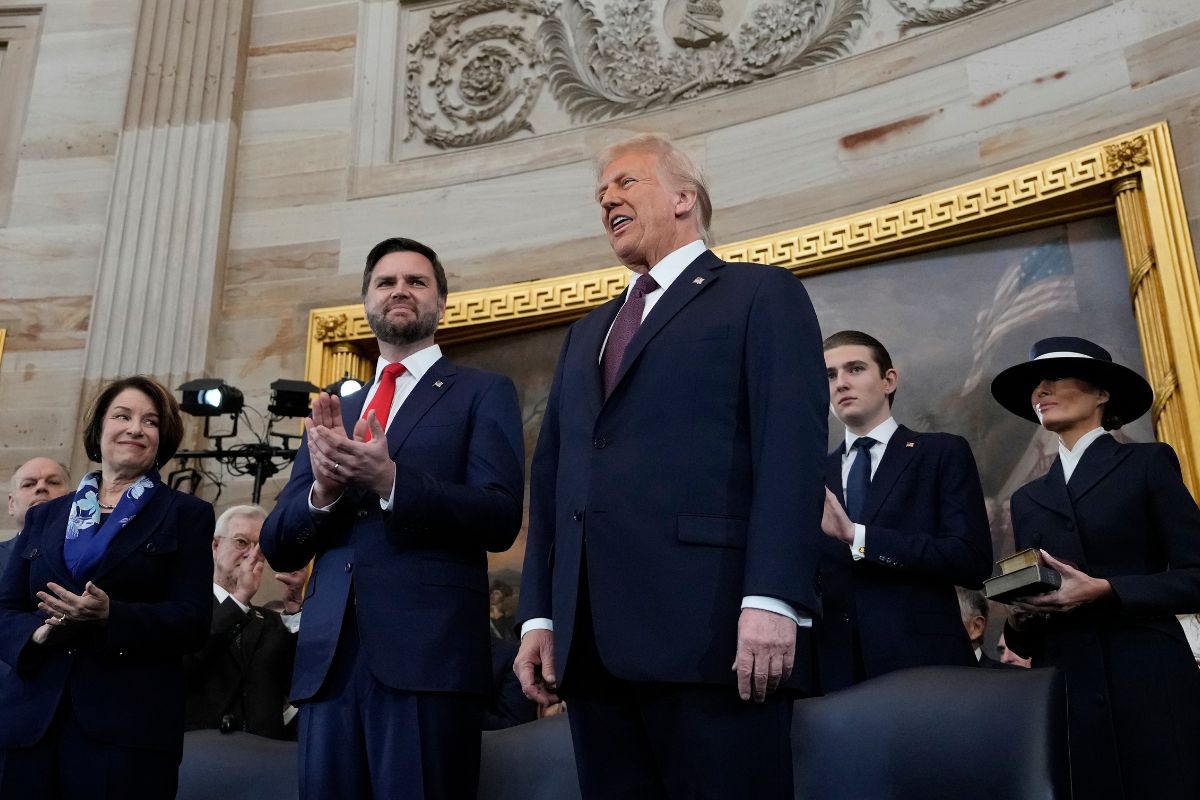 Donald Trump, derecha, y JD Vance, izquierda, en el escenario antes de prestar juramento./ Foto: AP.