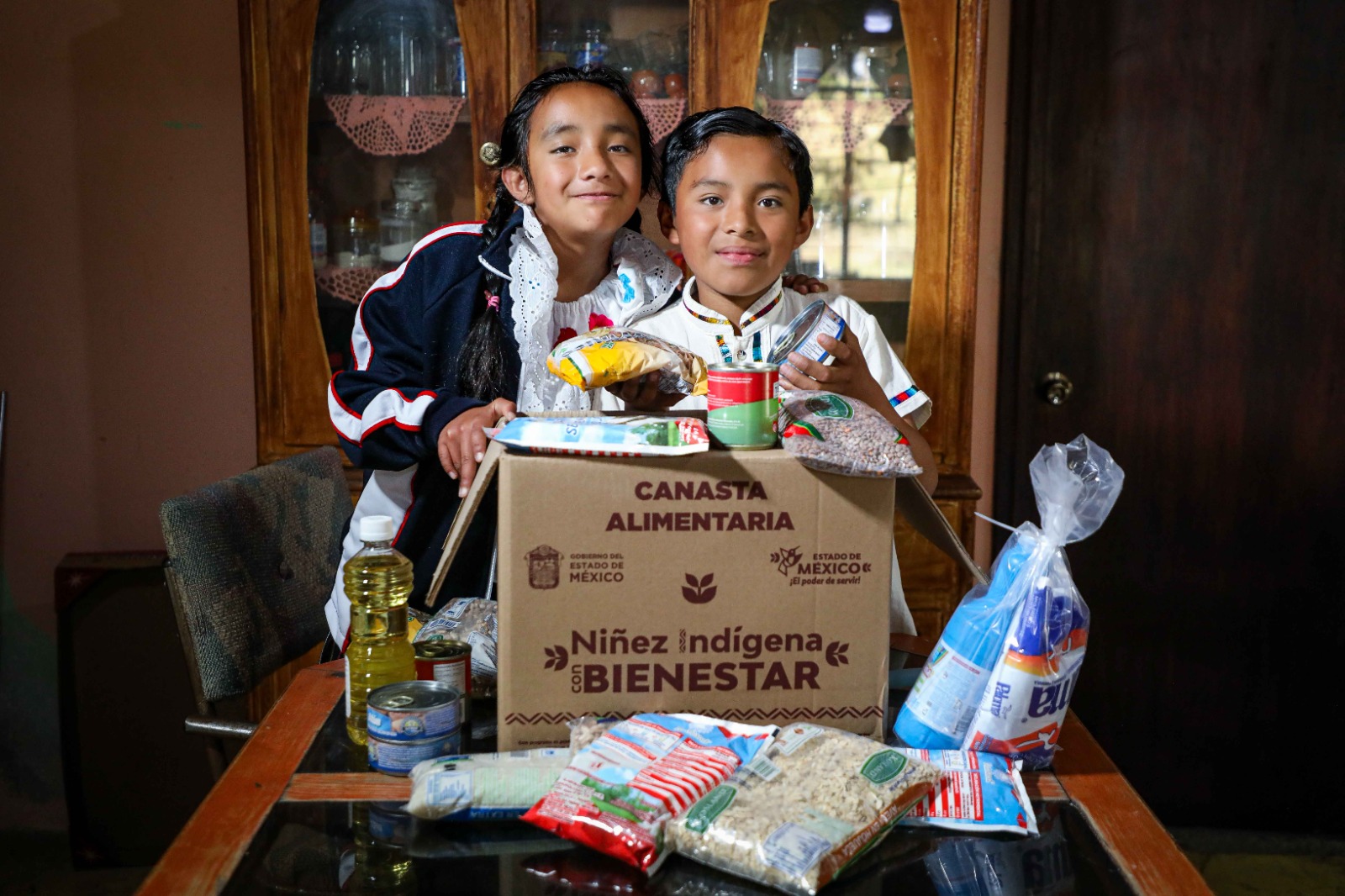 Niños indígenas reciben canastas alimentarias en Edomex.