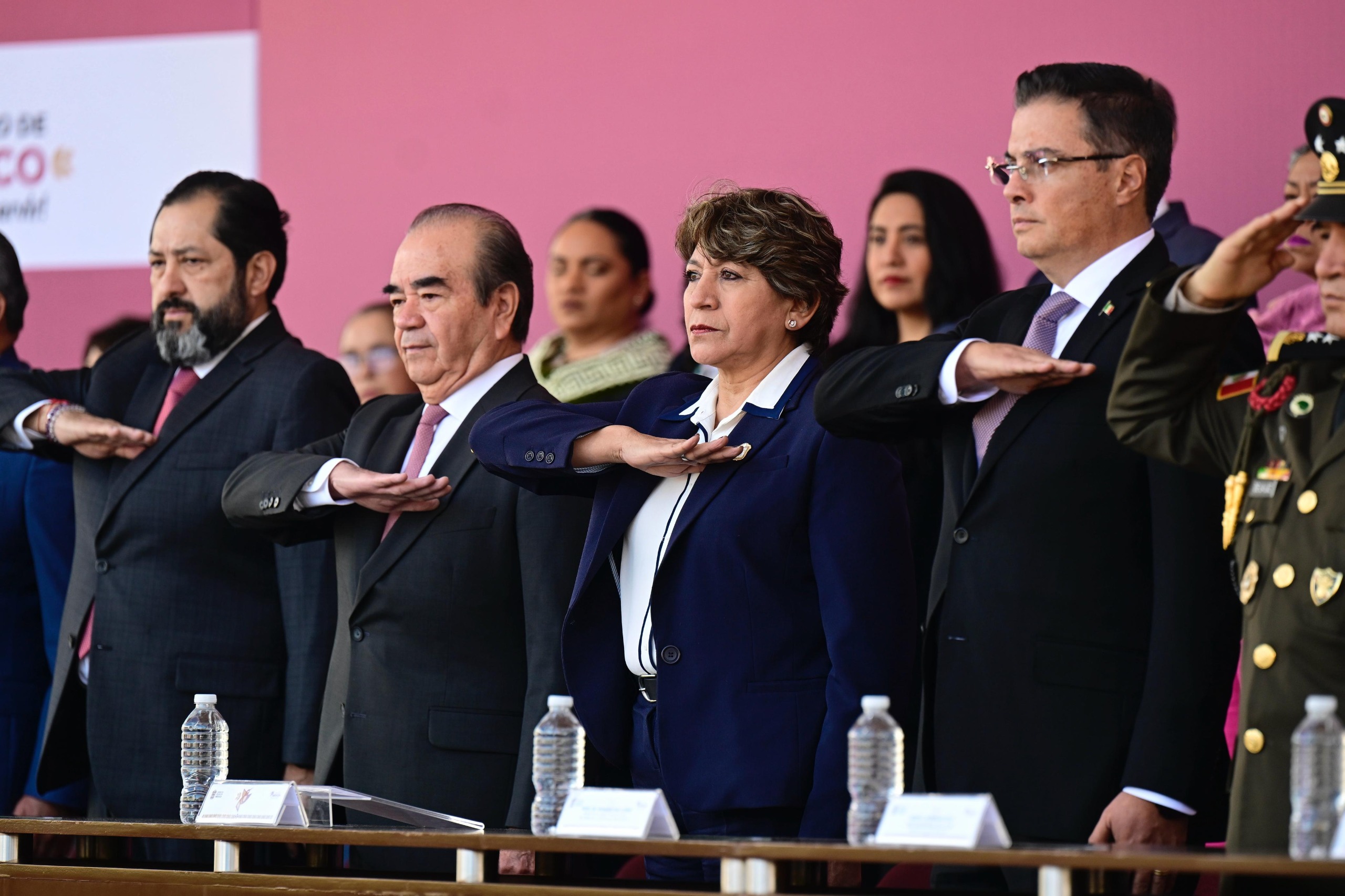 Autoridades y representantes del Estado de México rindiendo homenaje a la Bandera.