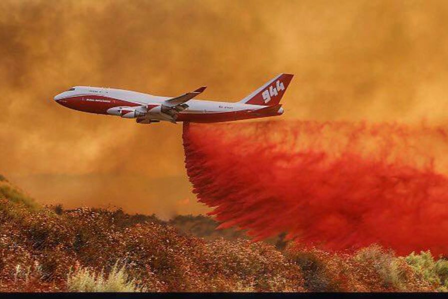 Aeronaves hidrantes de la CONAF trabajan en la extinción de los incendios.