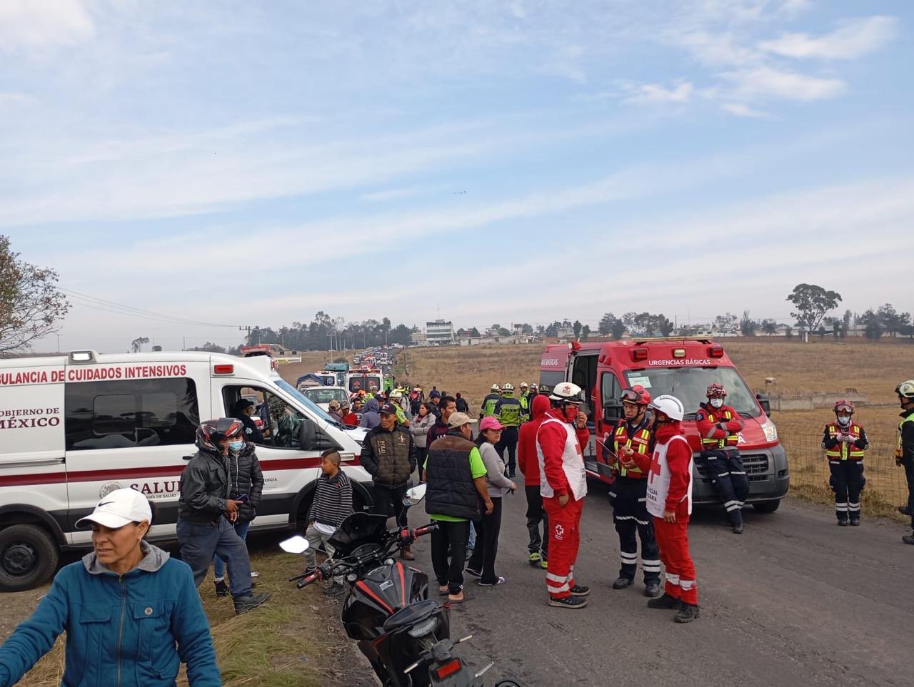 Paramédicos brindan atención a los heridos en el lugar del accidente.