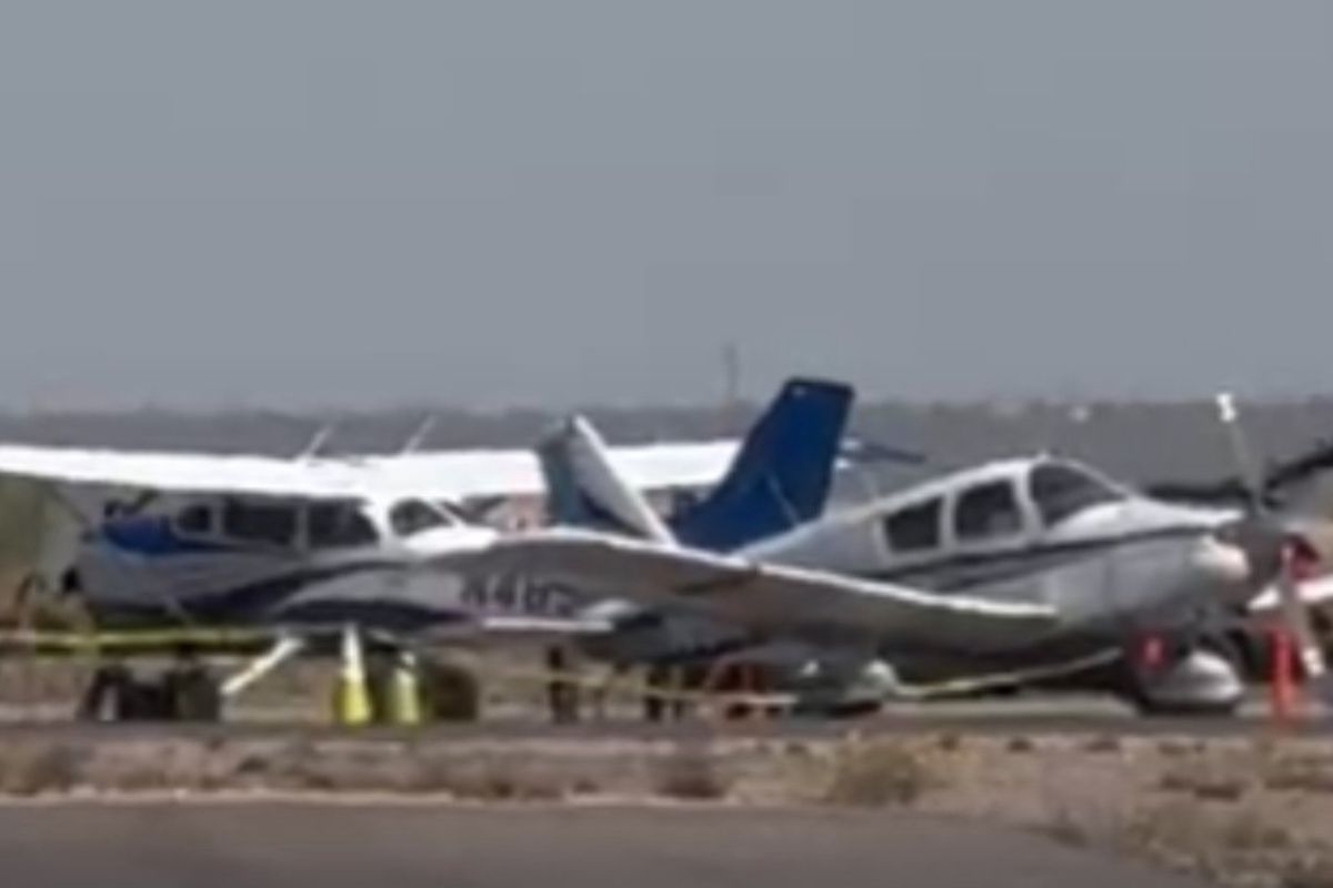 Restos de las avionetas tras el trágico choque en Marana, Arizona.