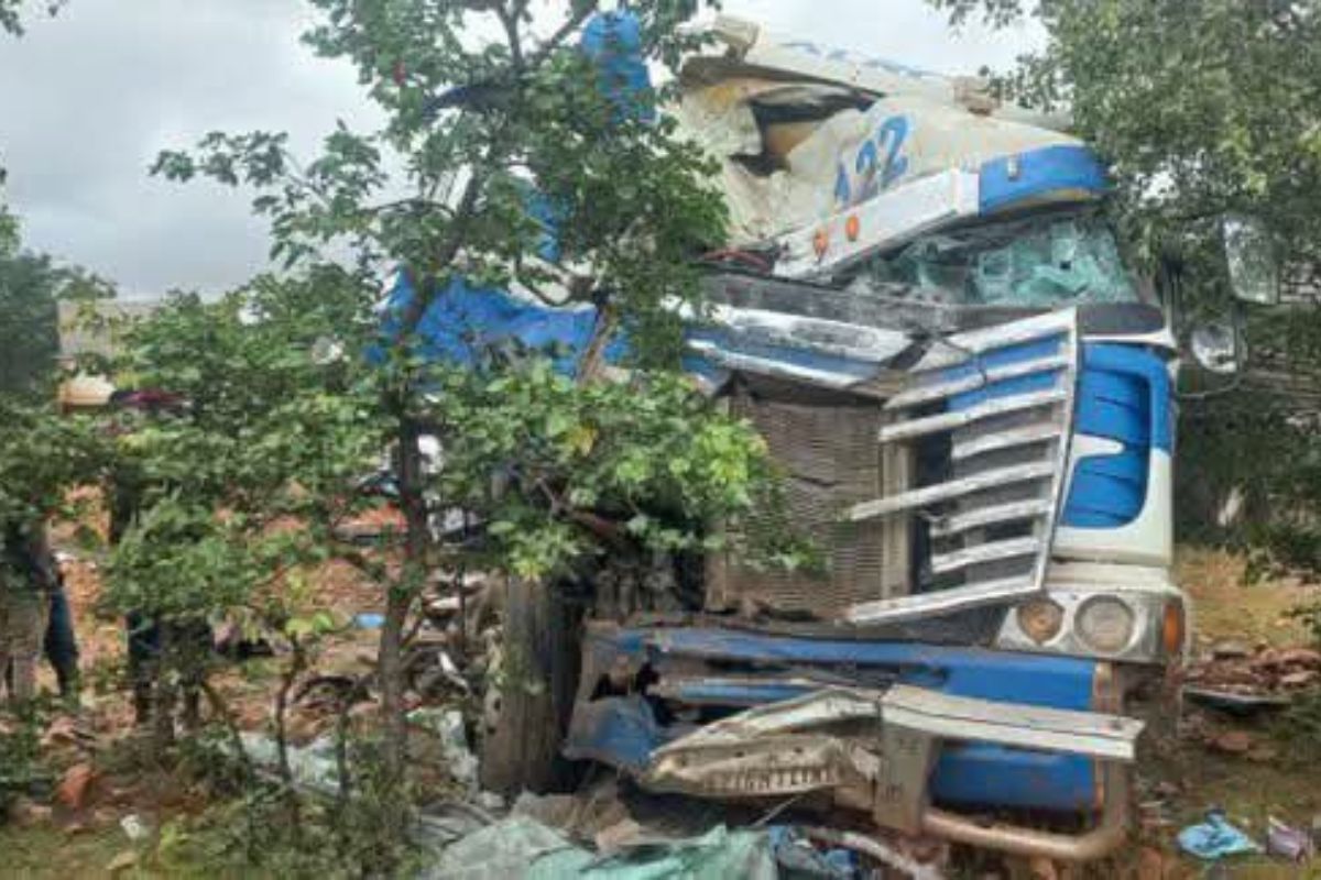 El impacto dejó cuerpos esparcidos en la carretera, según informes de medios estatales.