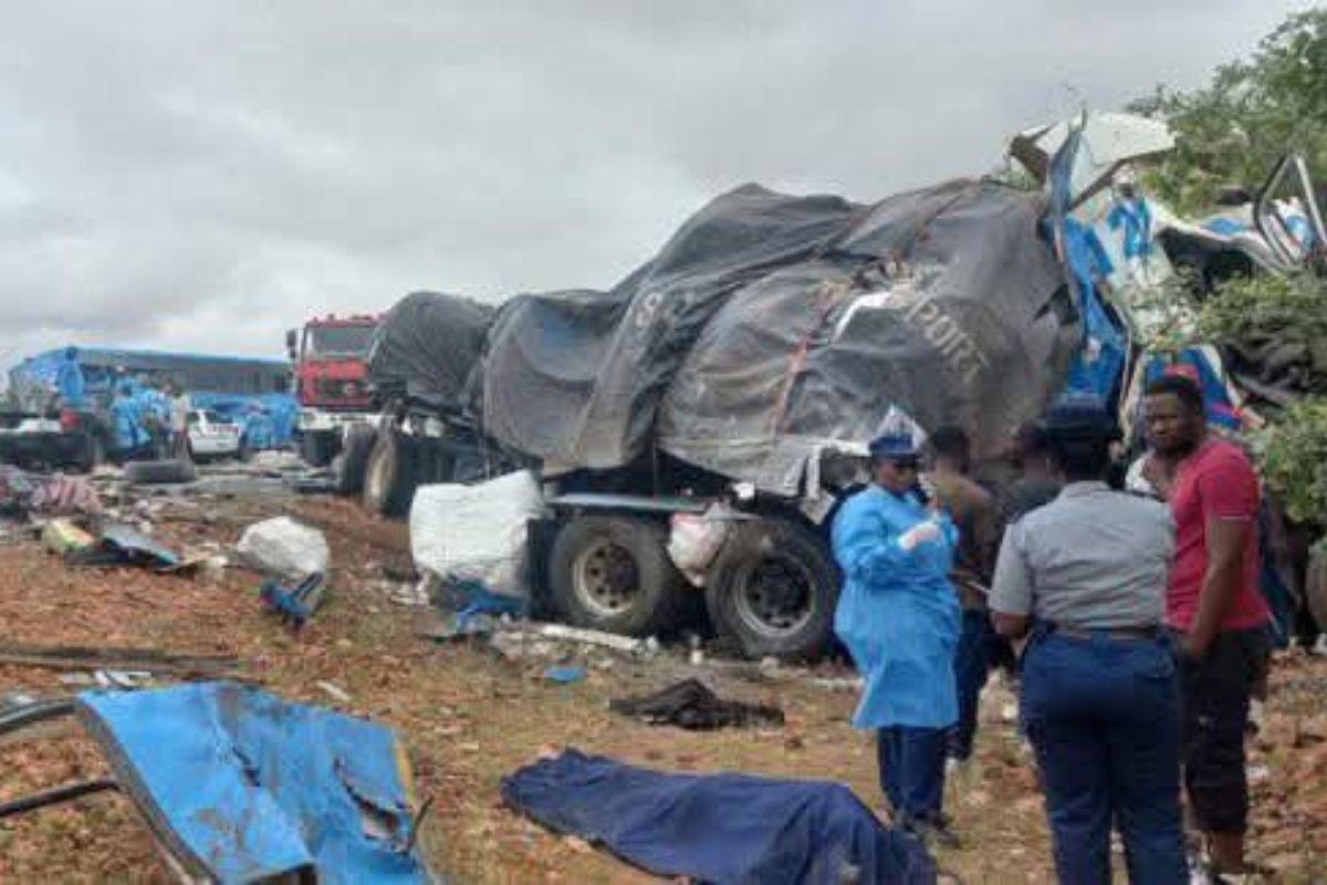 Policías y rescatistas trabajan en la escena del choque mortal en Beitbridge.