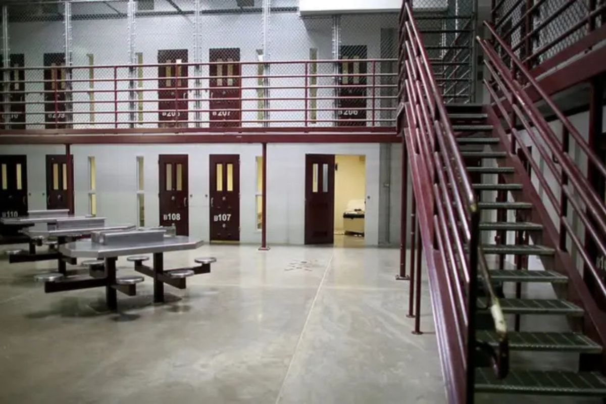 Organizaciones denuncian que las condiciones en Guantánamo podrían violar los derechos de los migrantes. Foto: Especial.