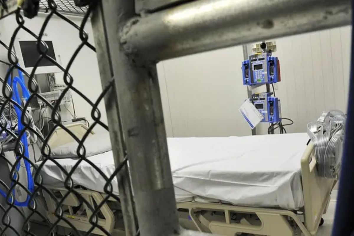 Celdas estrechas y vigilancia extrema, el futuro que enfrentan los migrantes deportados en Guantánamo. Foto: Especial.