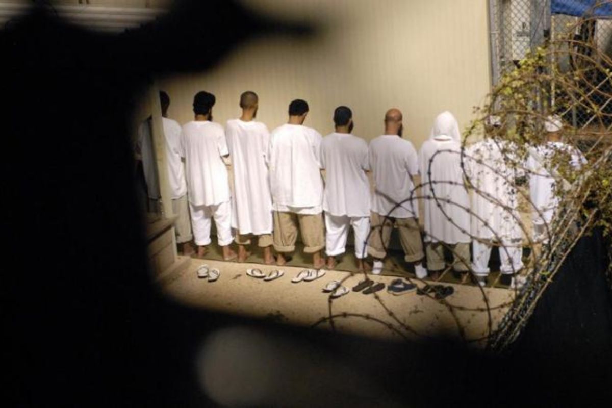 Un futuro incierto para los migrantes deportados que serán retenidos en las instalaciones de Guantánamo. Foto: Especial.