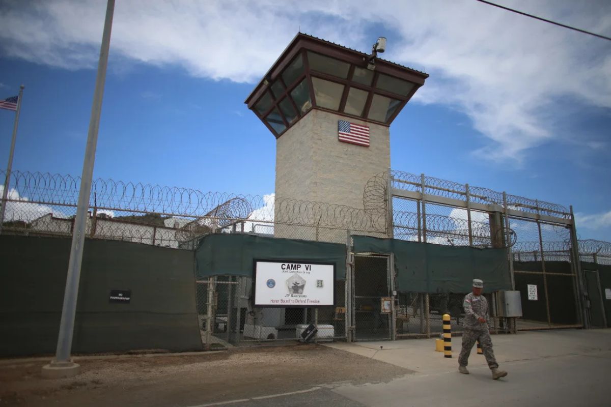 Torre de control y guardias armados, la seguridad se refuerza ante la llegada de nuevos detenidos. Foto: Especial.