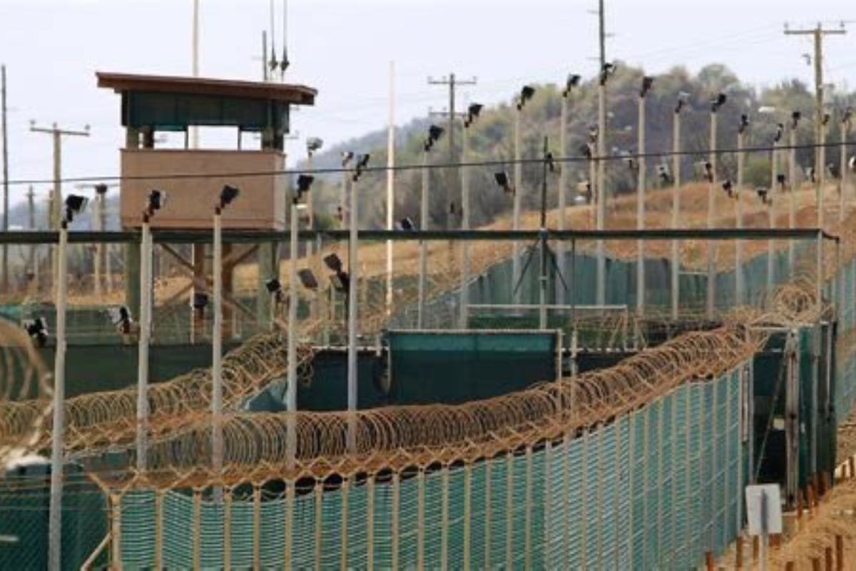 Rejas y alambradas rodean la base militar de Guantánamo, donde serán enviados los considerados “más peligrosos”. Foto: Especial.