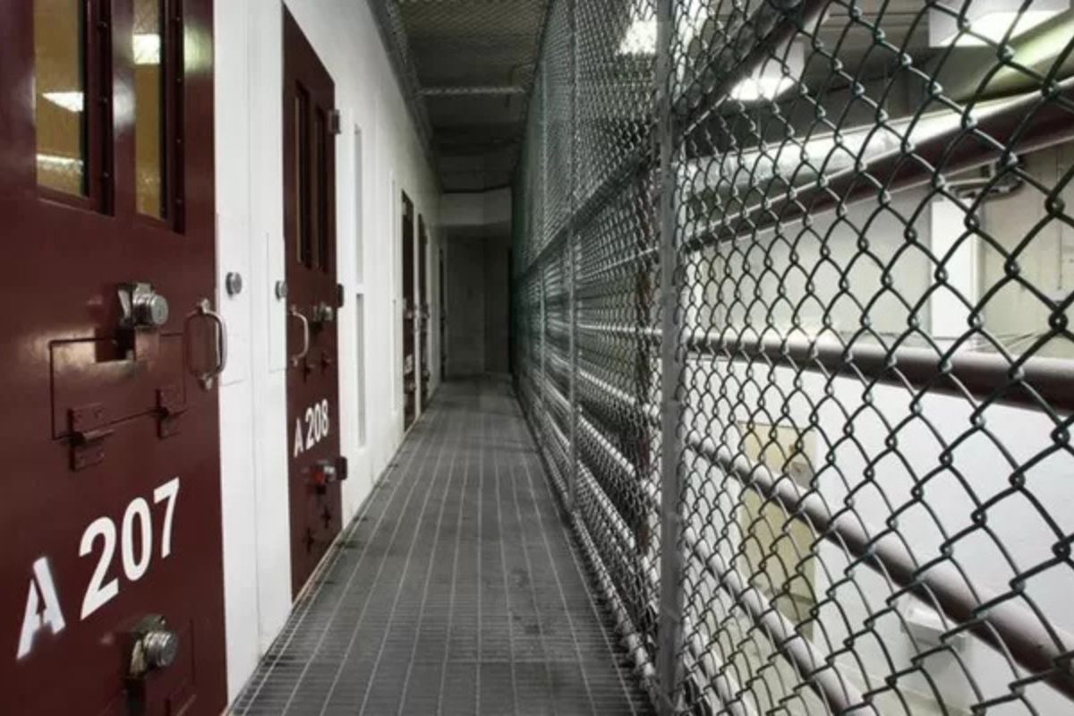 Condiciones precarias en las celdas de Guantánamo, donde serán alojados los deportados. Foto: Especial.