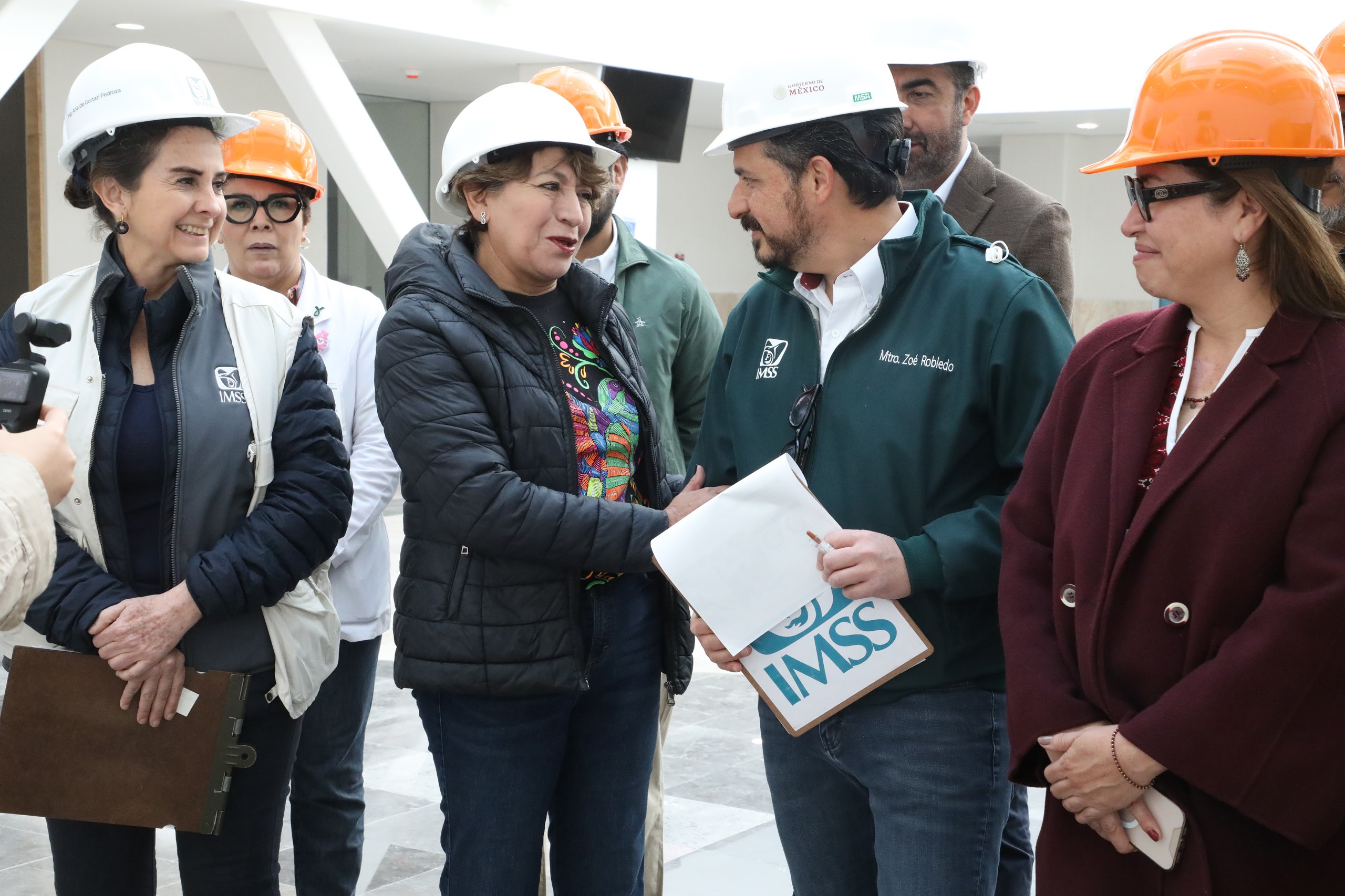 Recorrido de autoridades por los avances en la reconstrucción de la UMF.