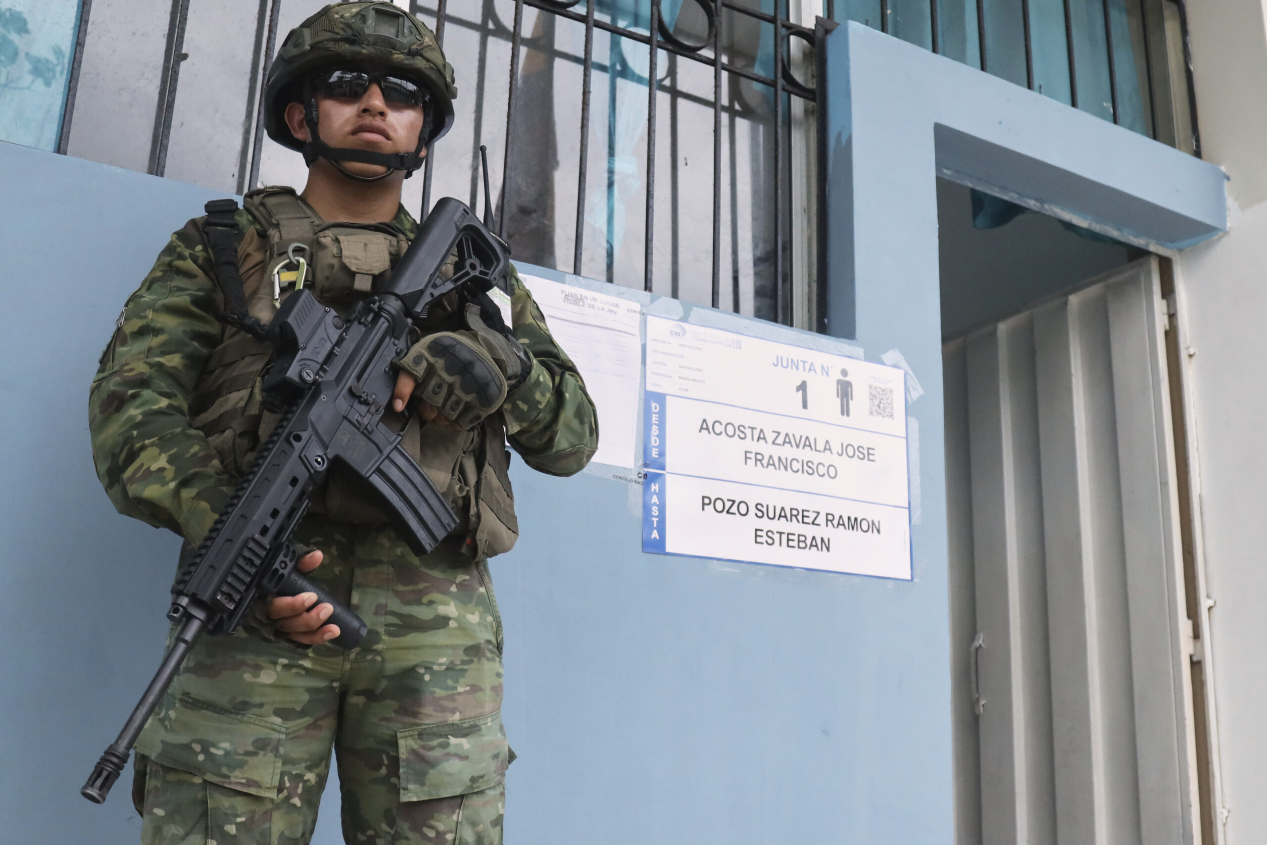 Policías y militares refuerzan la seguridad en los centros de votación. Foto: AP.