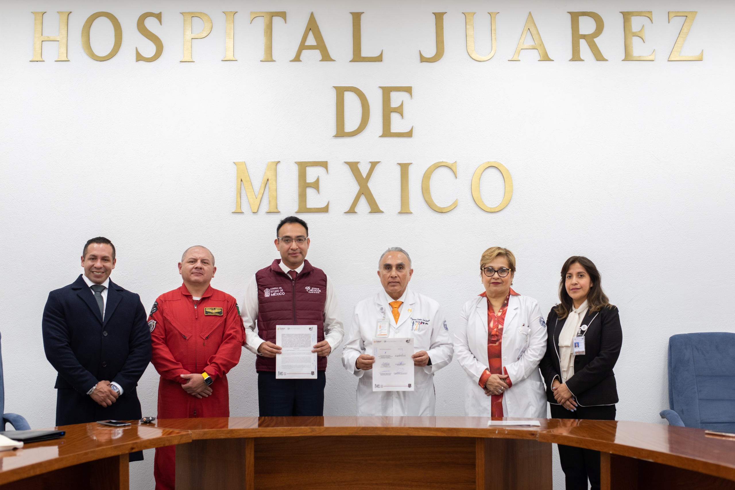 Autoridades del GEM y el Hospital Juárez firman la renovación del convenio.