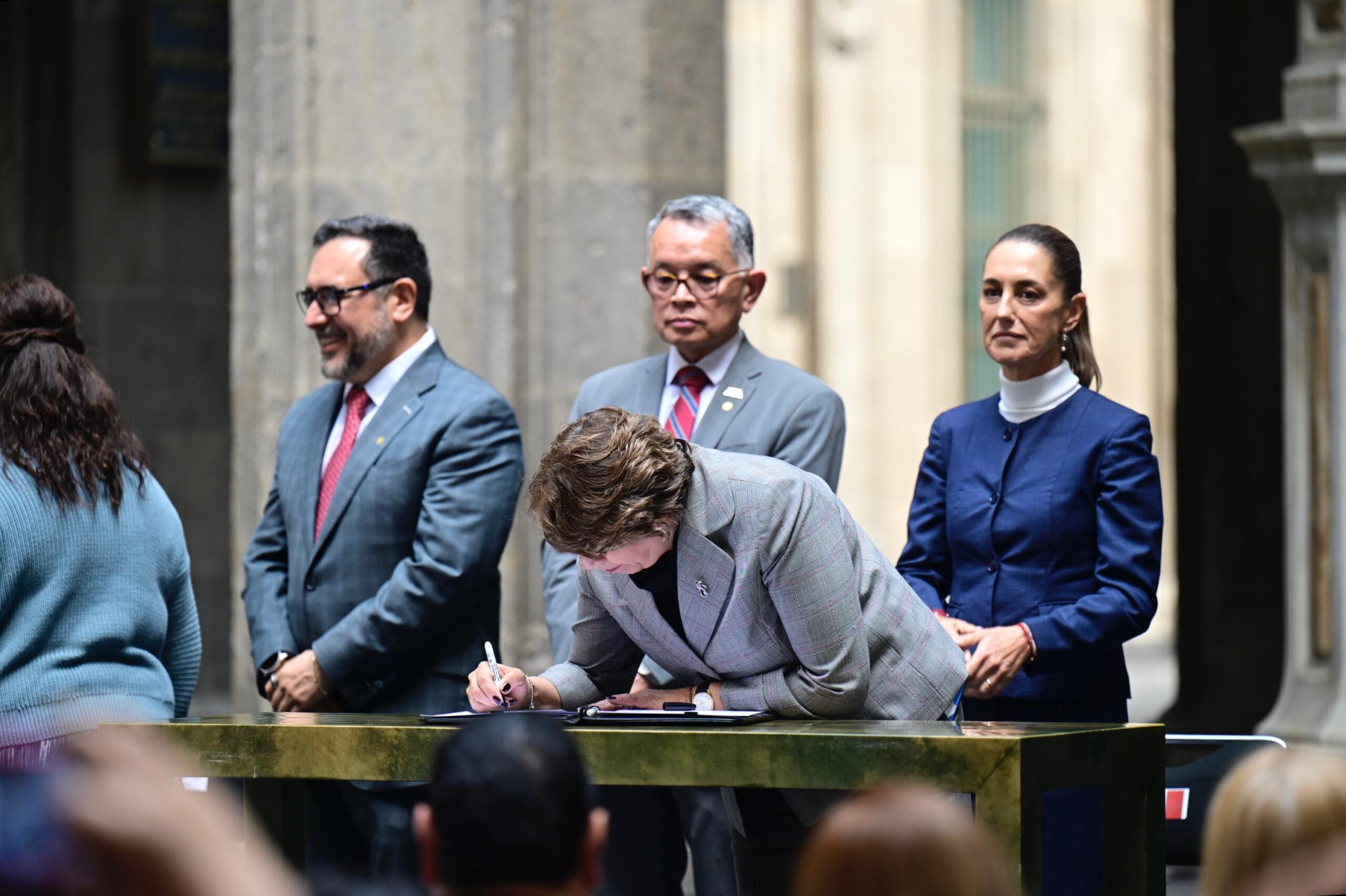 Delfina Gómez firma el acuerdo que garantiza el acceso universal al bachillerato.