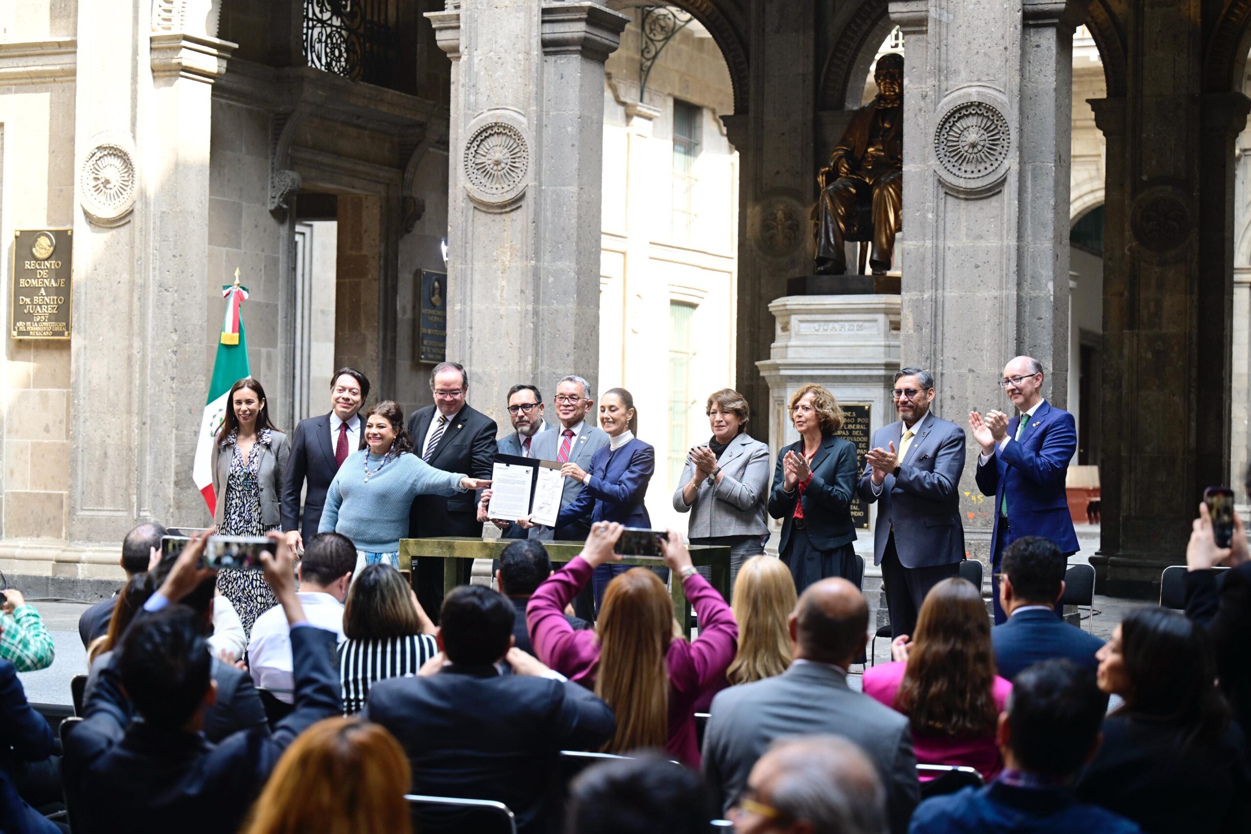 Autoridades académicas y gubernamentales celebran la firma del convenio que transformará la educación media superior en el país.