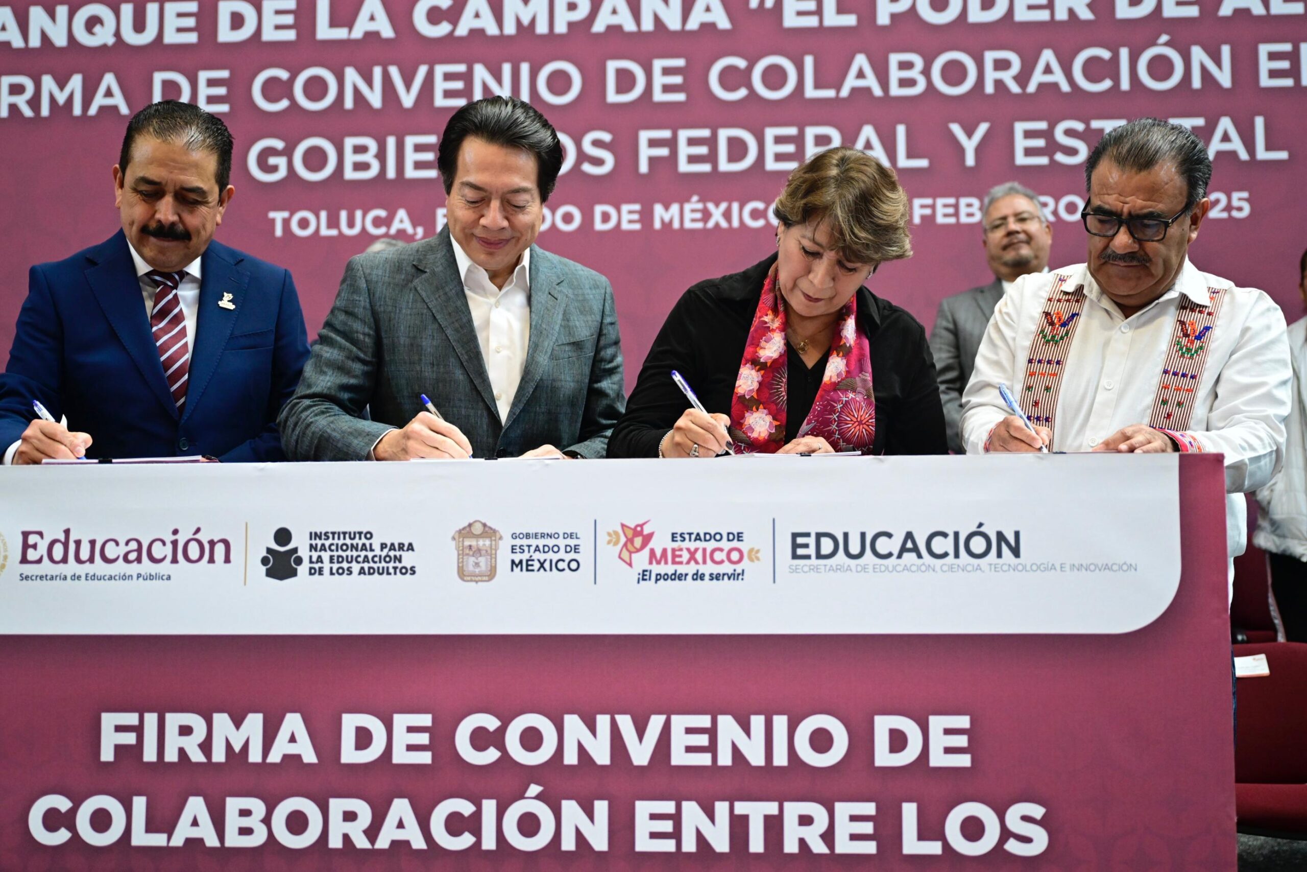 La Gobernadora Delfina Gómez y el Secretario Mario Delgado destacan la importancia de la alfabetización en el desarrollo social.